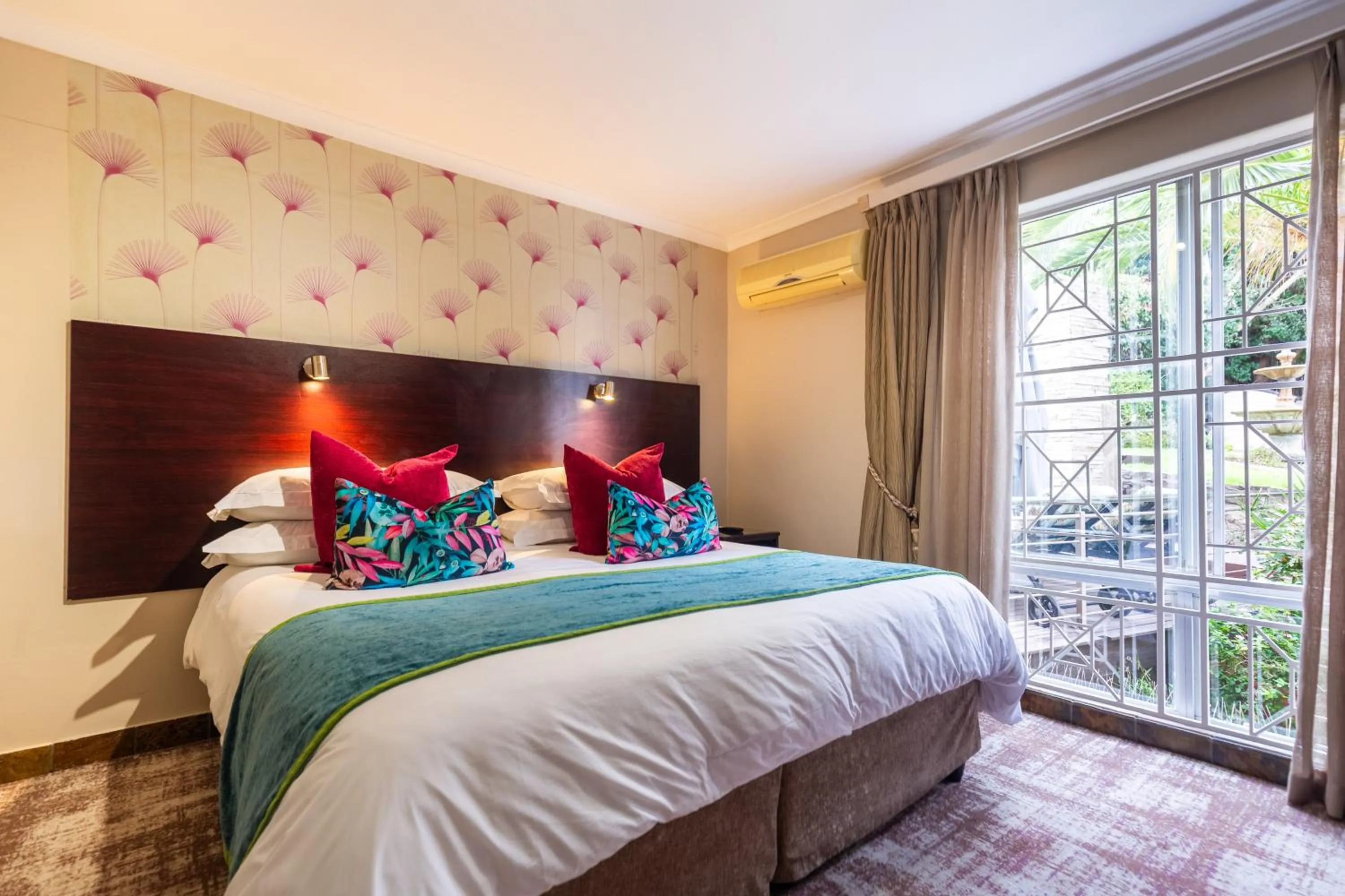 Bedroom, Bed in Signal Hill Lodge