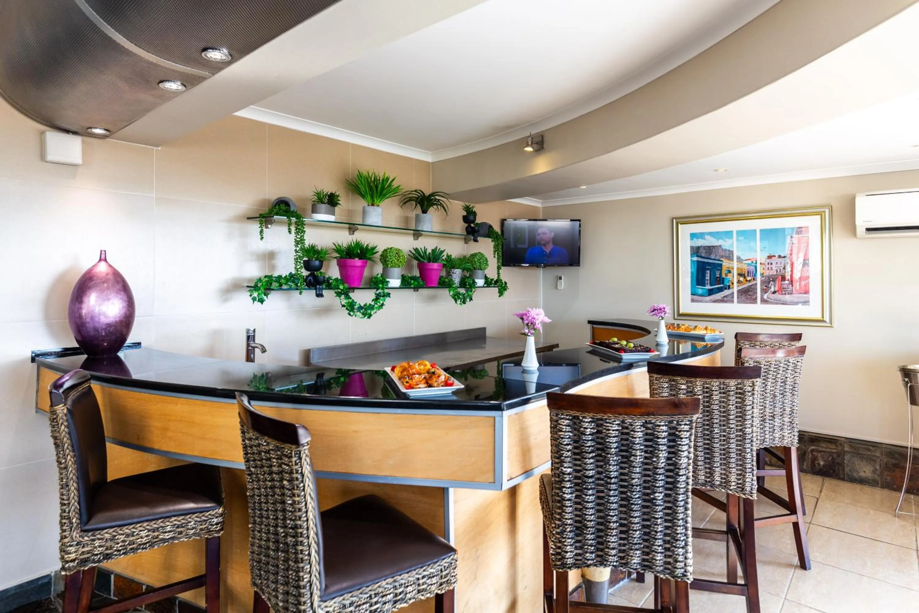 Lounge or bar in Signal Hill Lodge