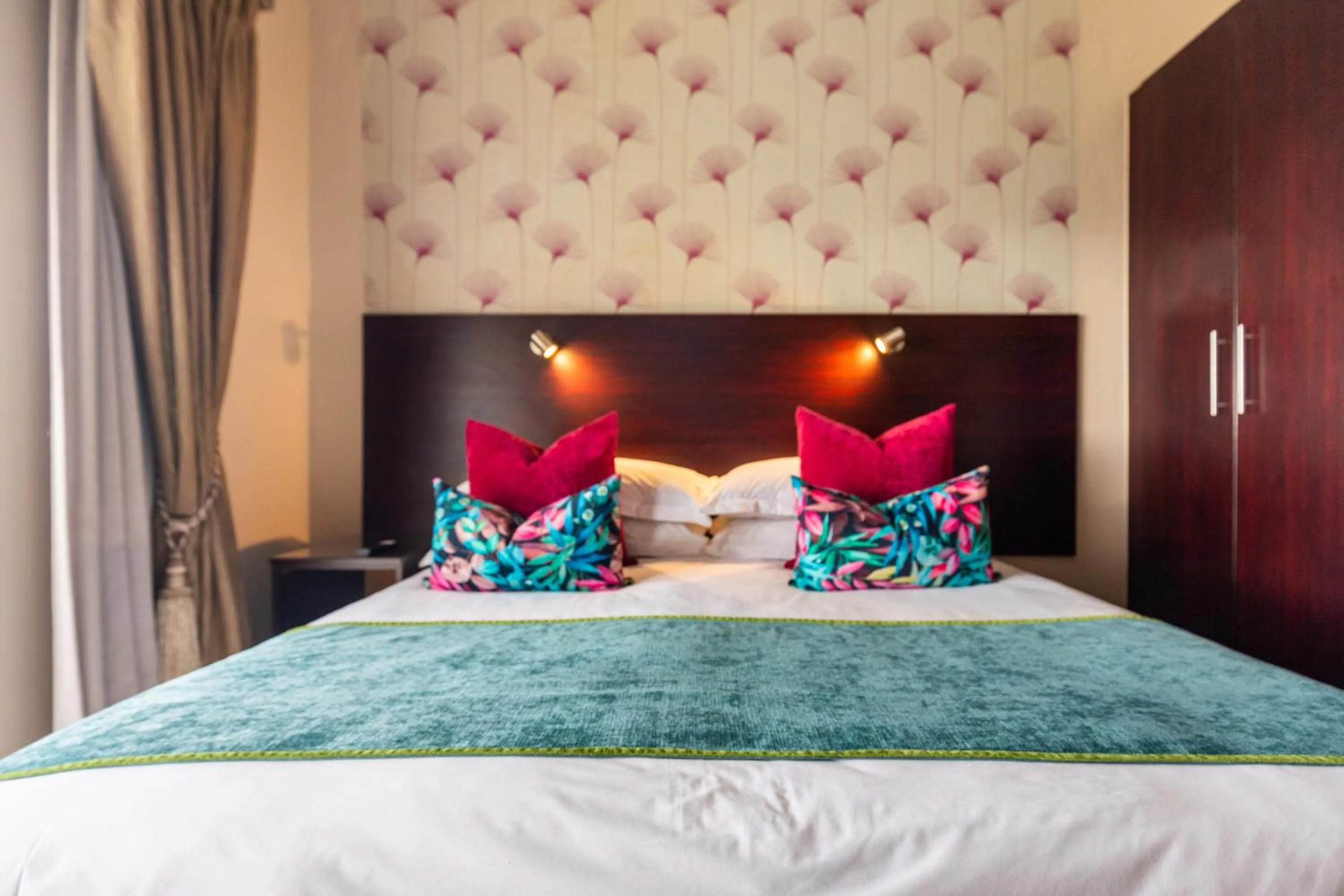 Bedroom, Bed in Signal Hill Lodge