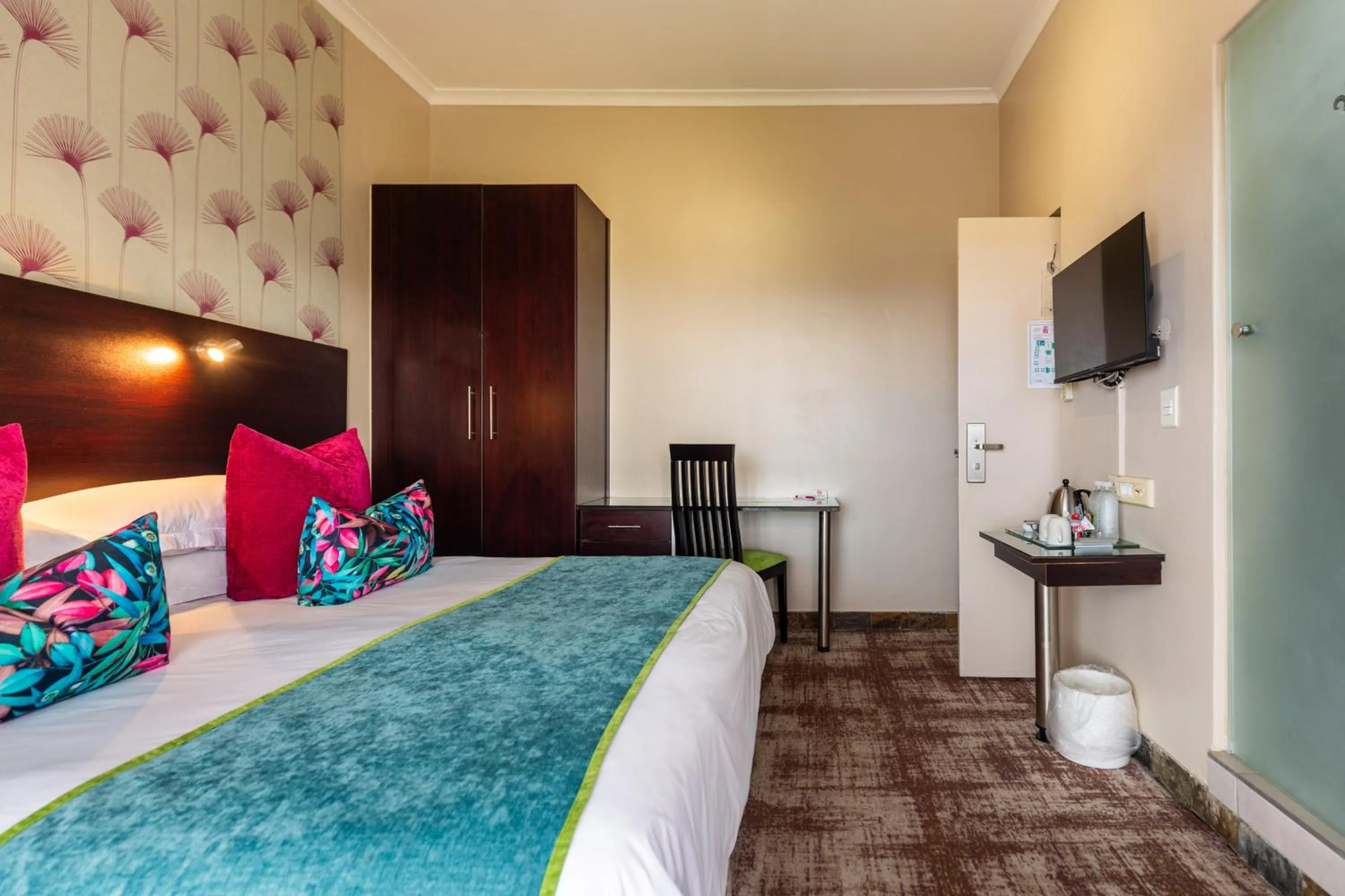 Bedroom, Bed in Signal Hill Lodge