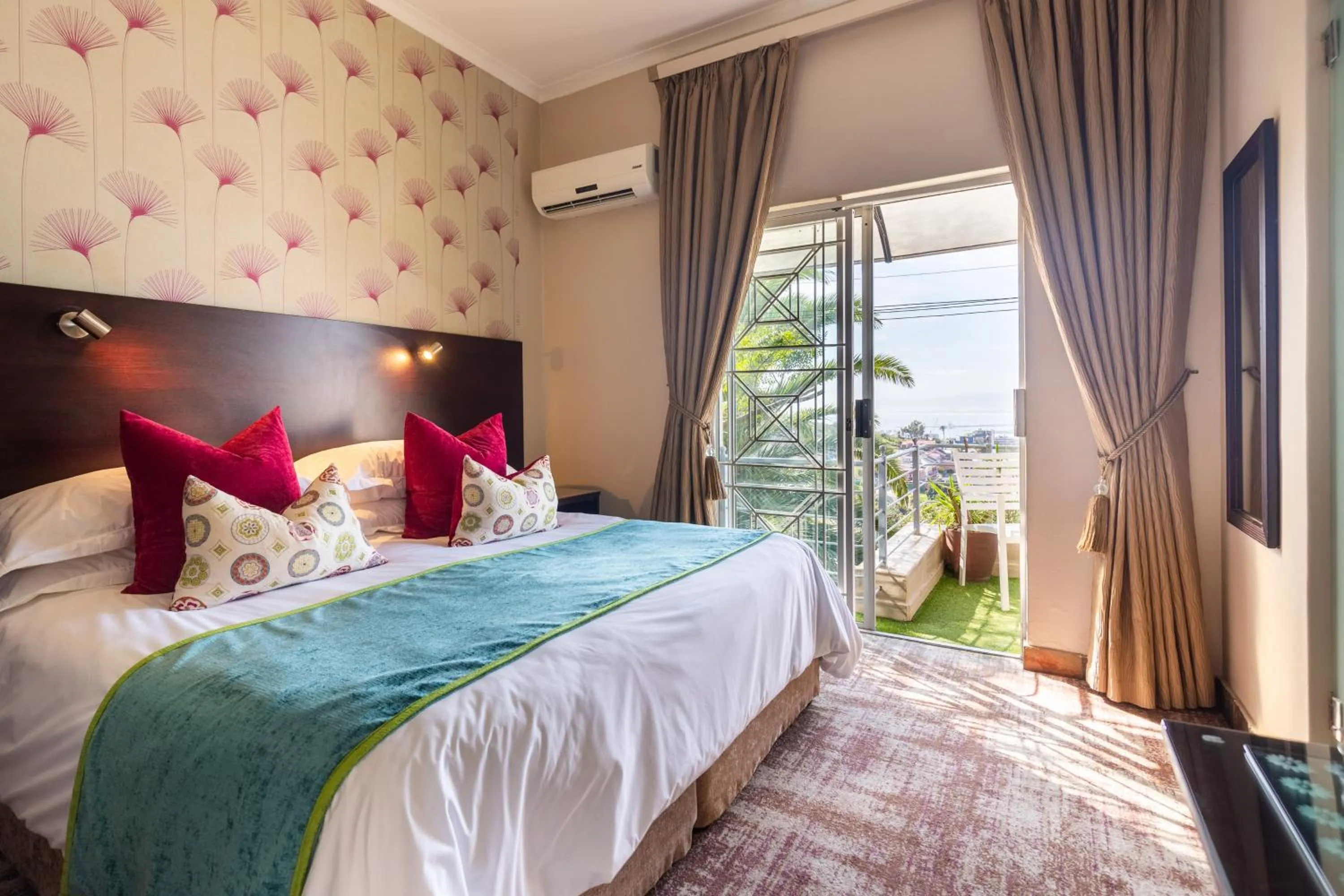 Bedroom, Bed in Signal Hill Lodge