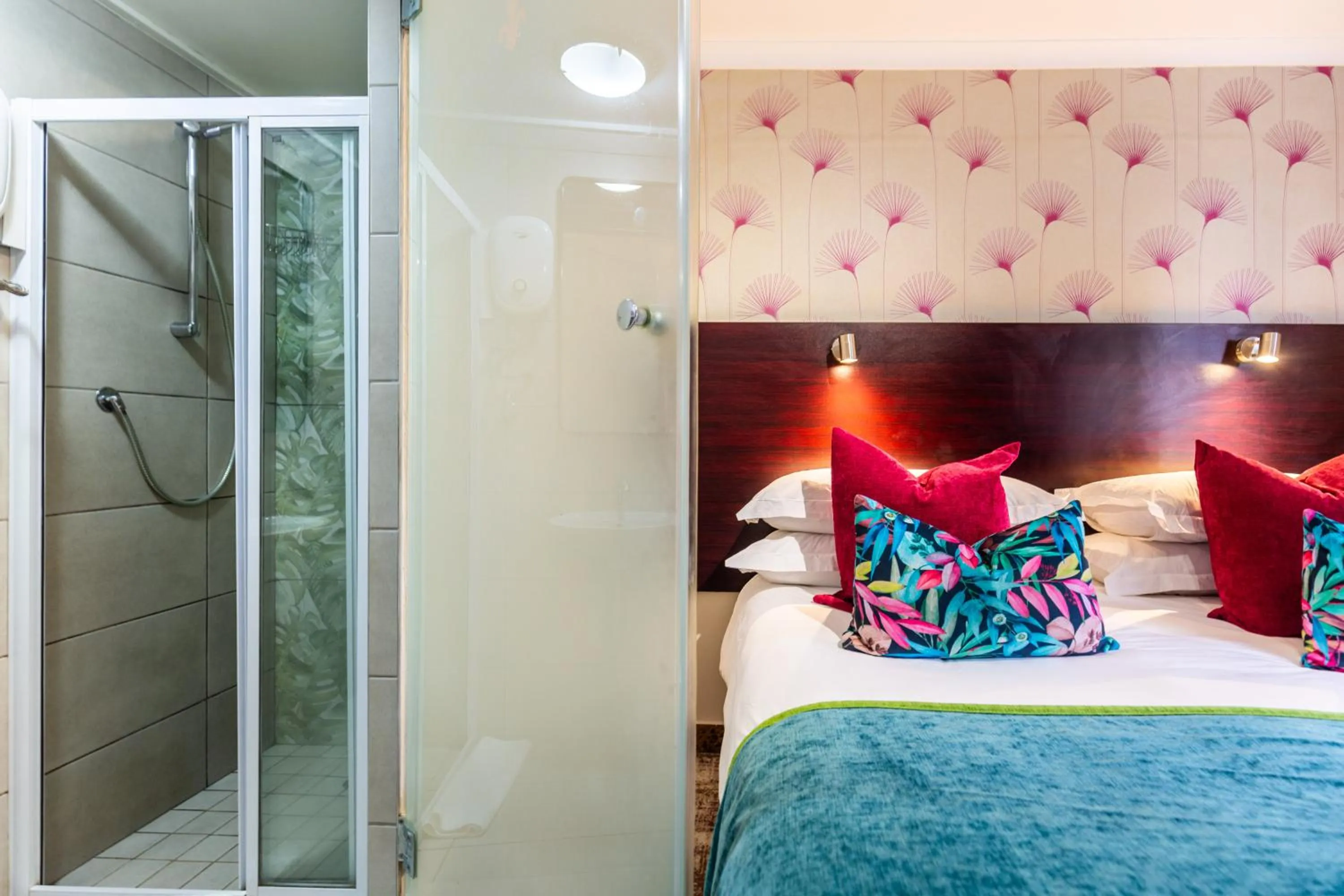 Bedroom, Bed in Signal Hill Lodge