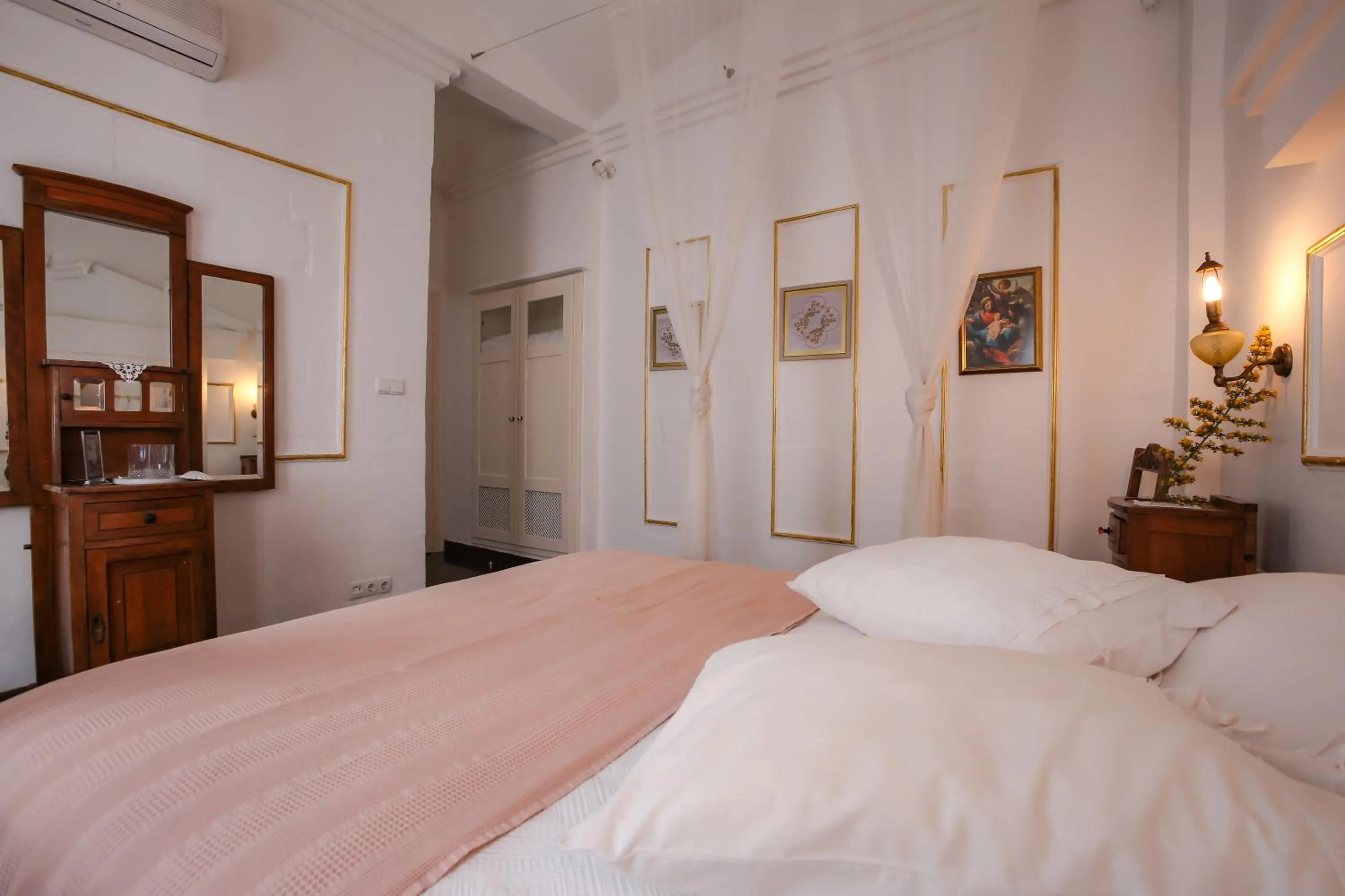 Photo of the whole room in Moshinos Hotel