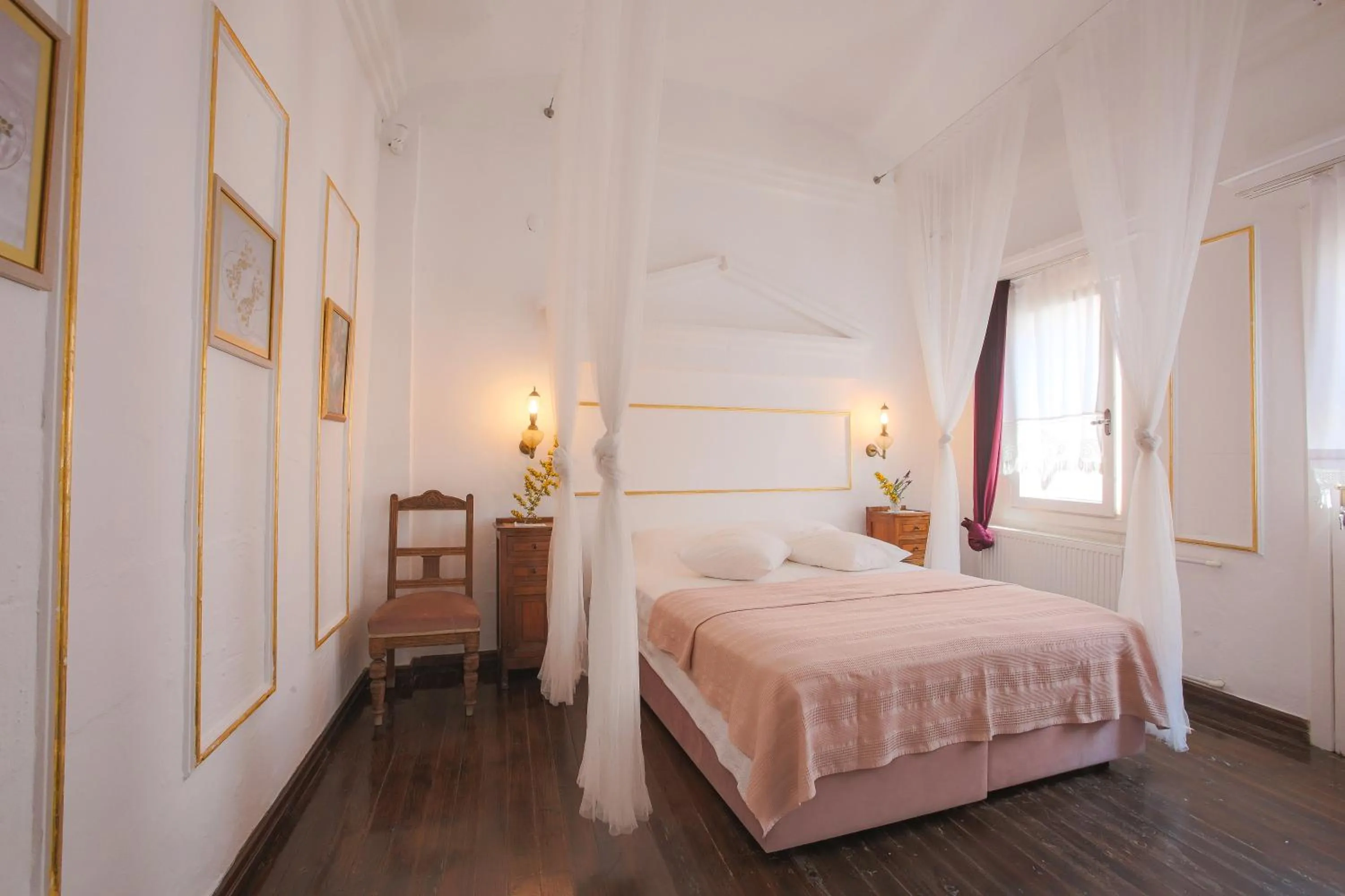 Photo of the whole room in Moshinos Hotel