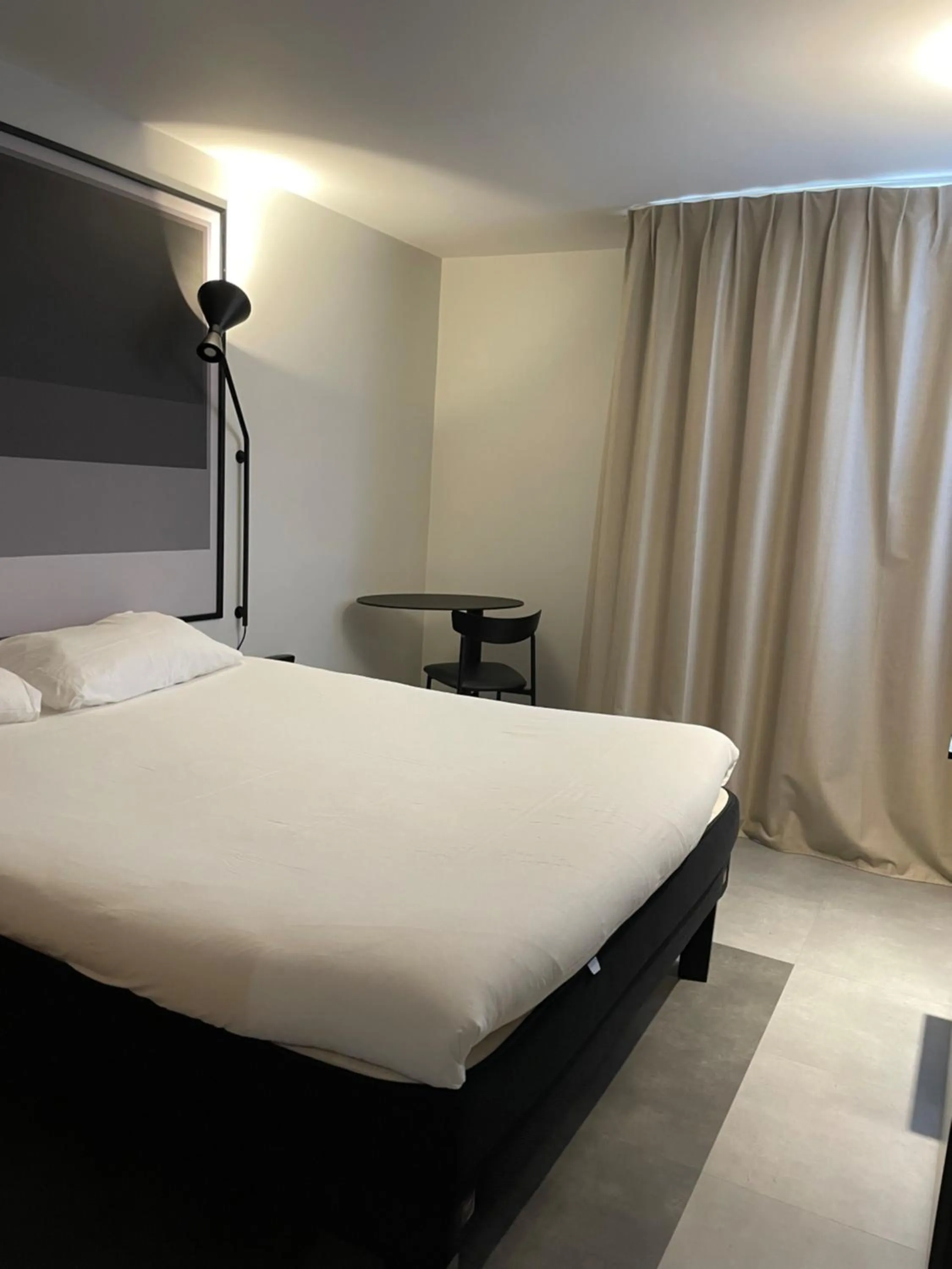 Bedroom, Bed in Ibis Laon - Hôtel Restaurant