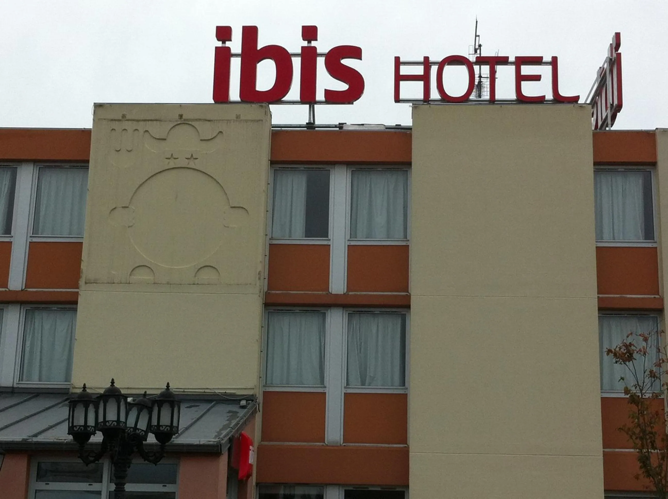 Facade/entrance in Ibis Laon - Hôtel Restaurant