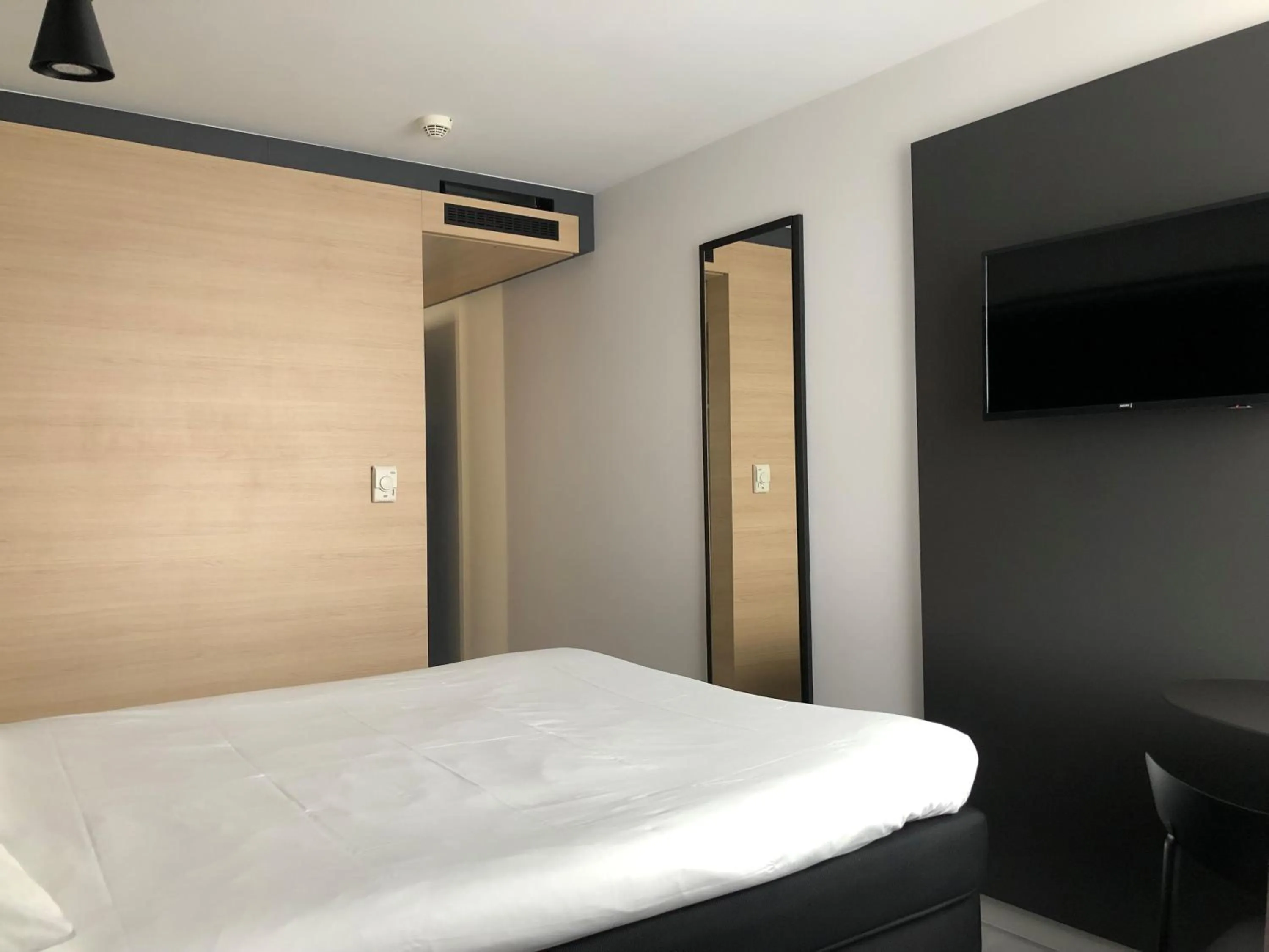 TV and multimedia, Bed in Ibis Laon - Hôtel Restaurant