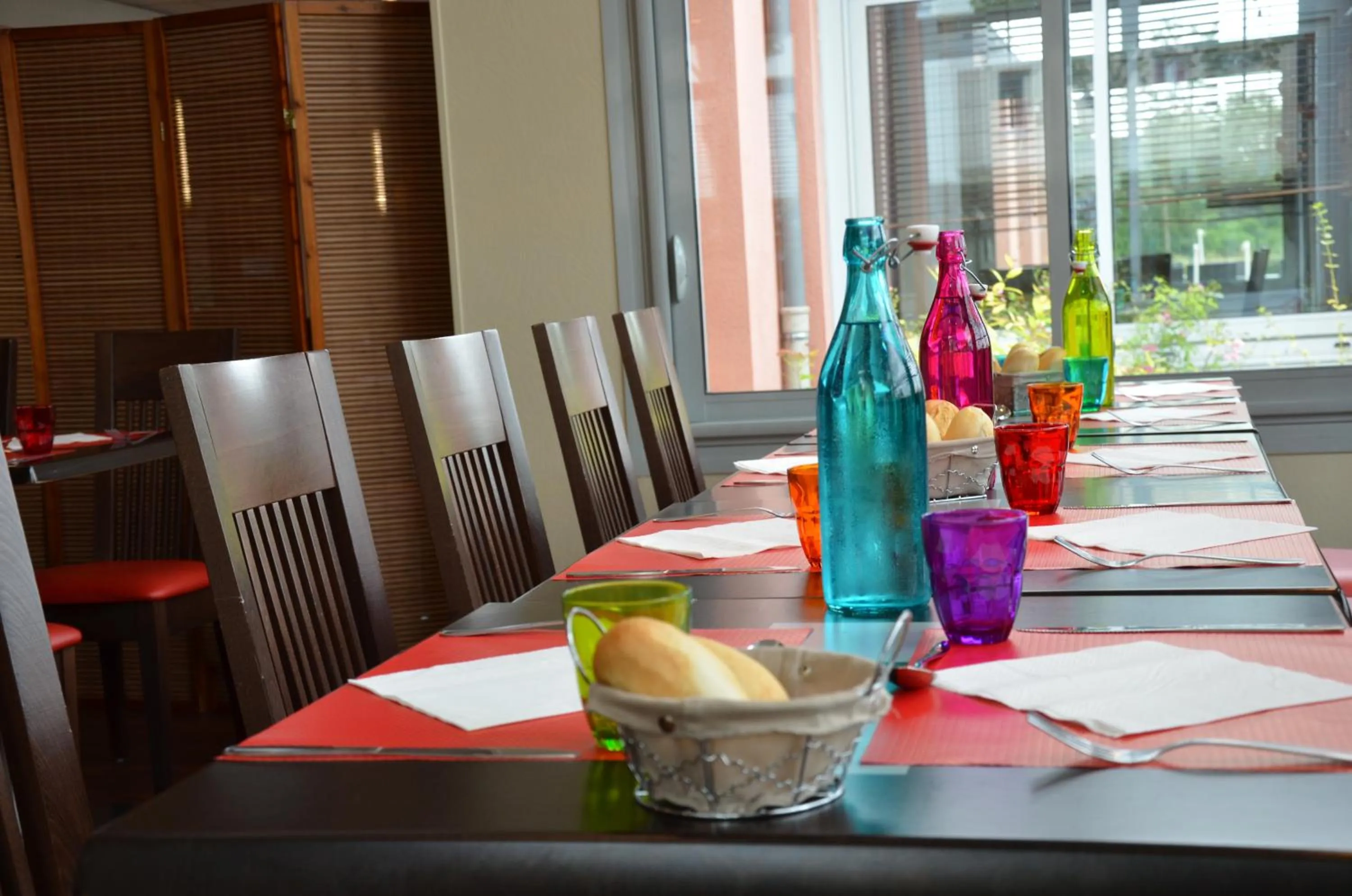 Dining area in Ibis Laon - Hôtel Restaurant