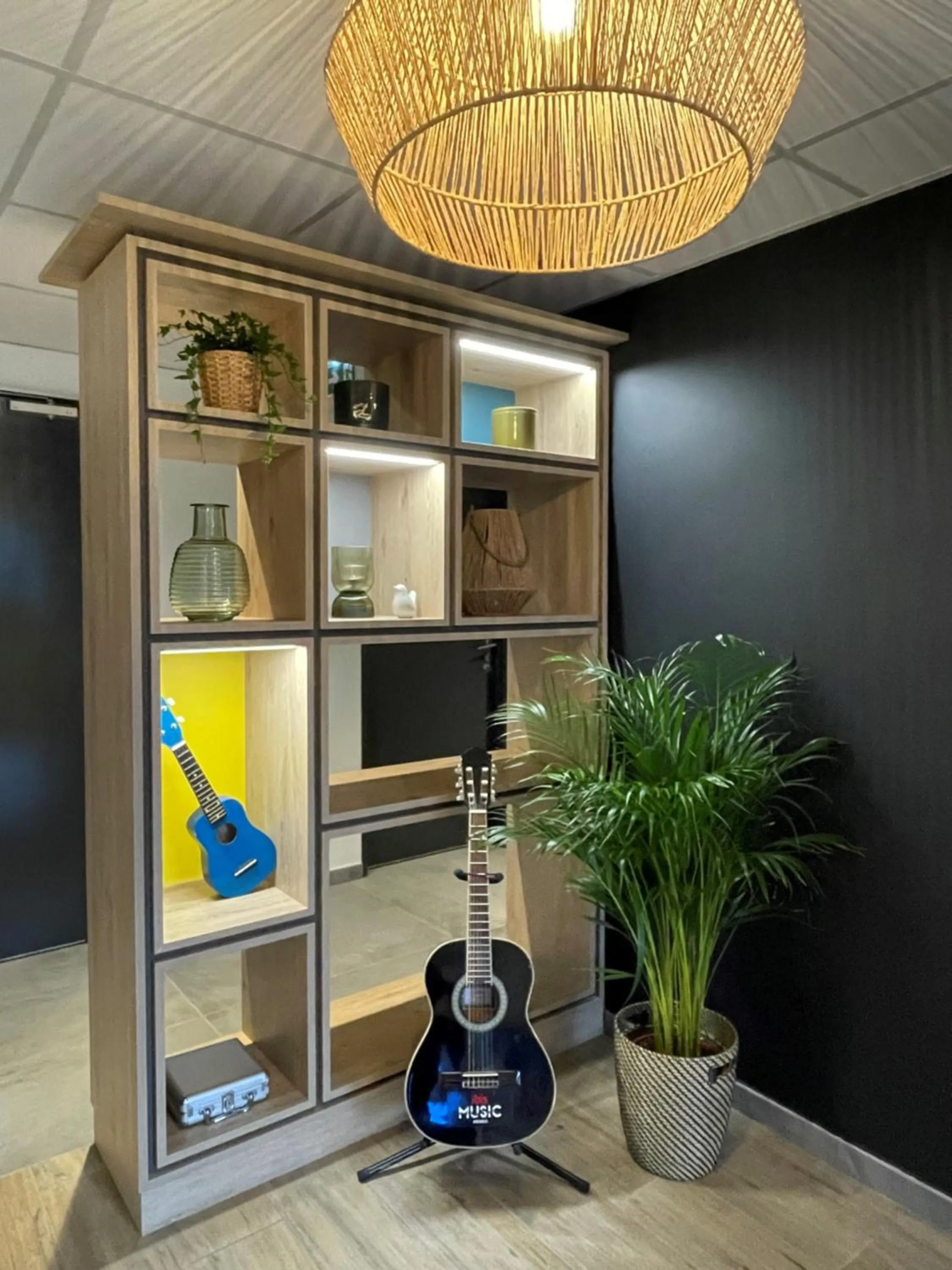 Library in Ibis Laon - Hôtel Restaurant