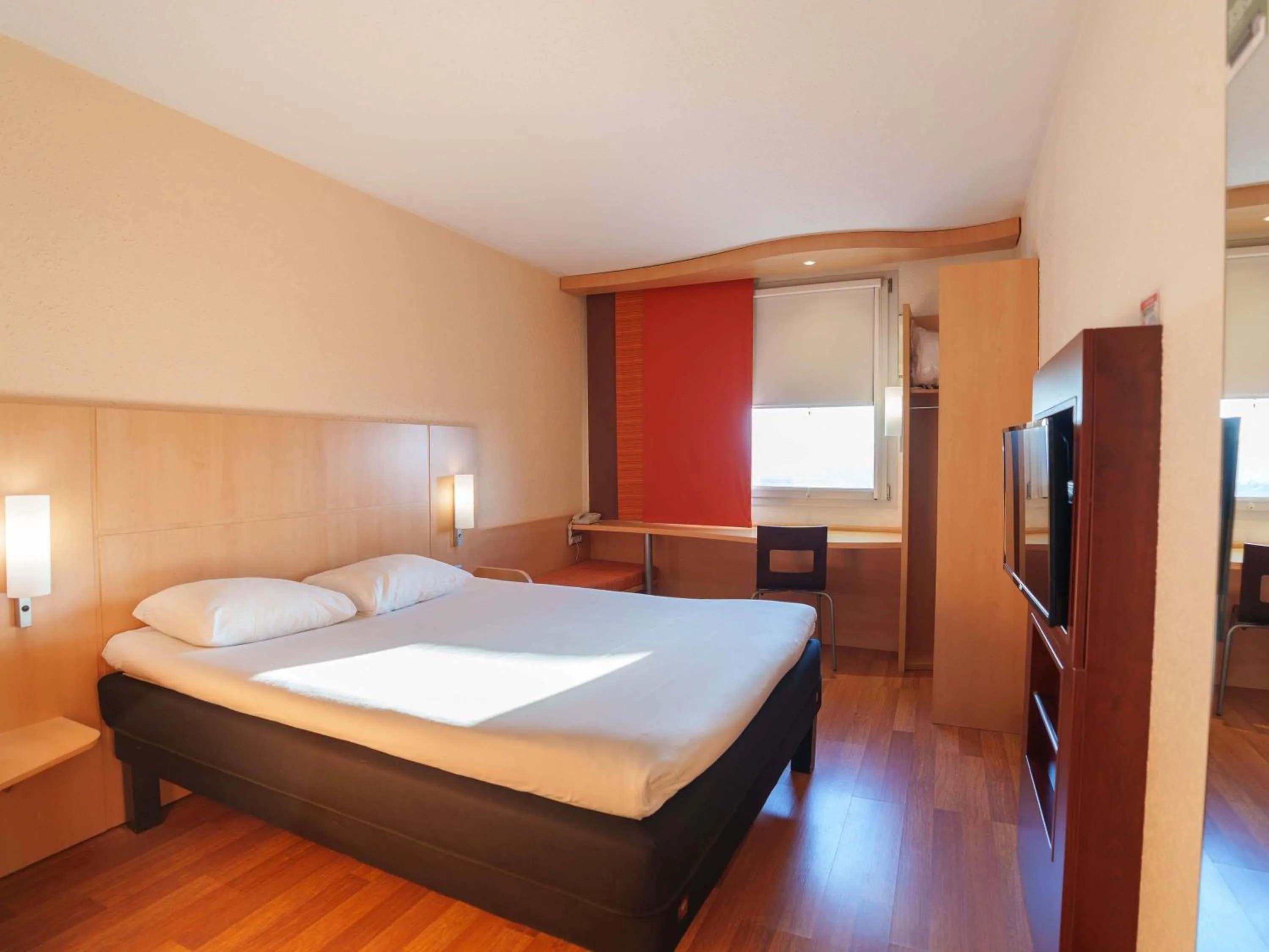 Bedroom, Bed in Ibis Laon - Hôtel Restaurant