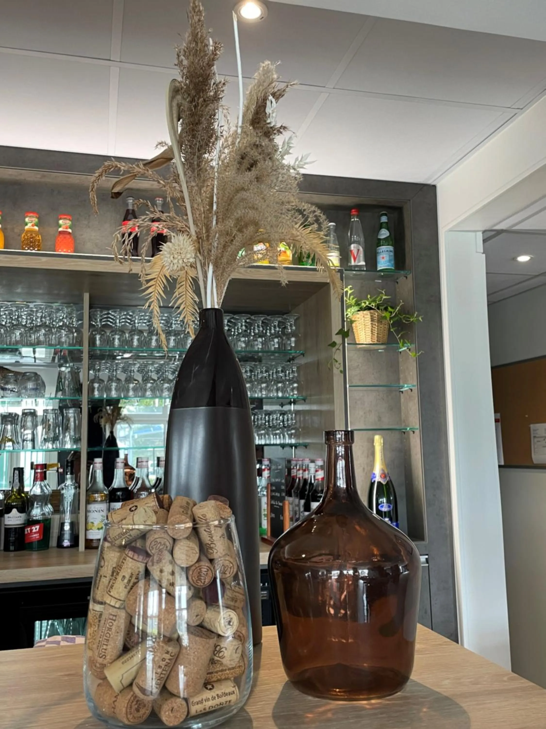 Lounge or bar in Ibis Laon - Hôtel Restaurant