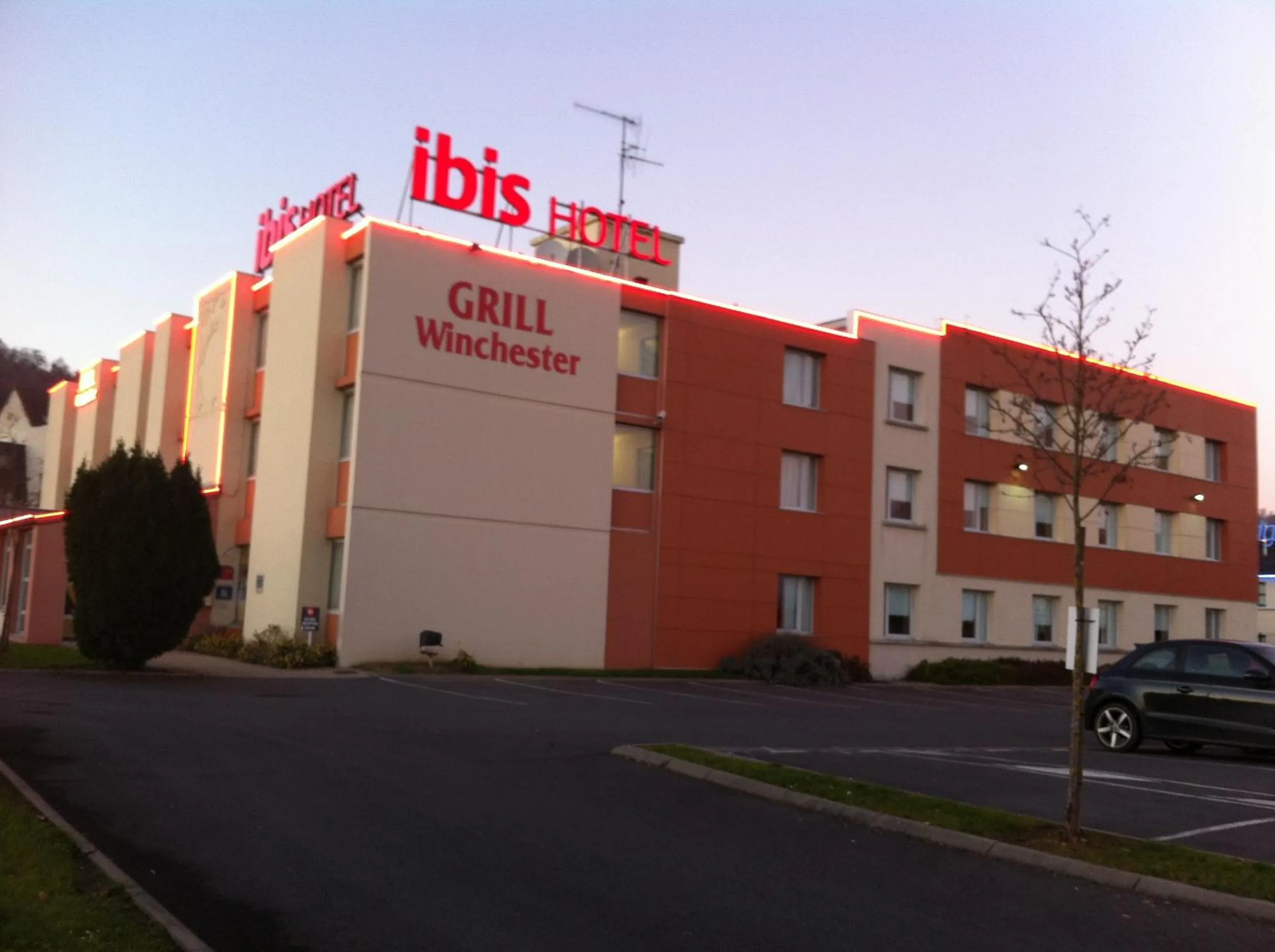 Facade/entrance in Ibis Laon - Hôtel Restaurant