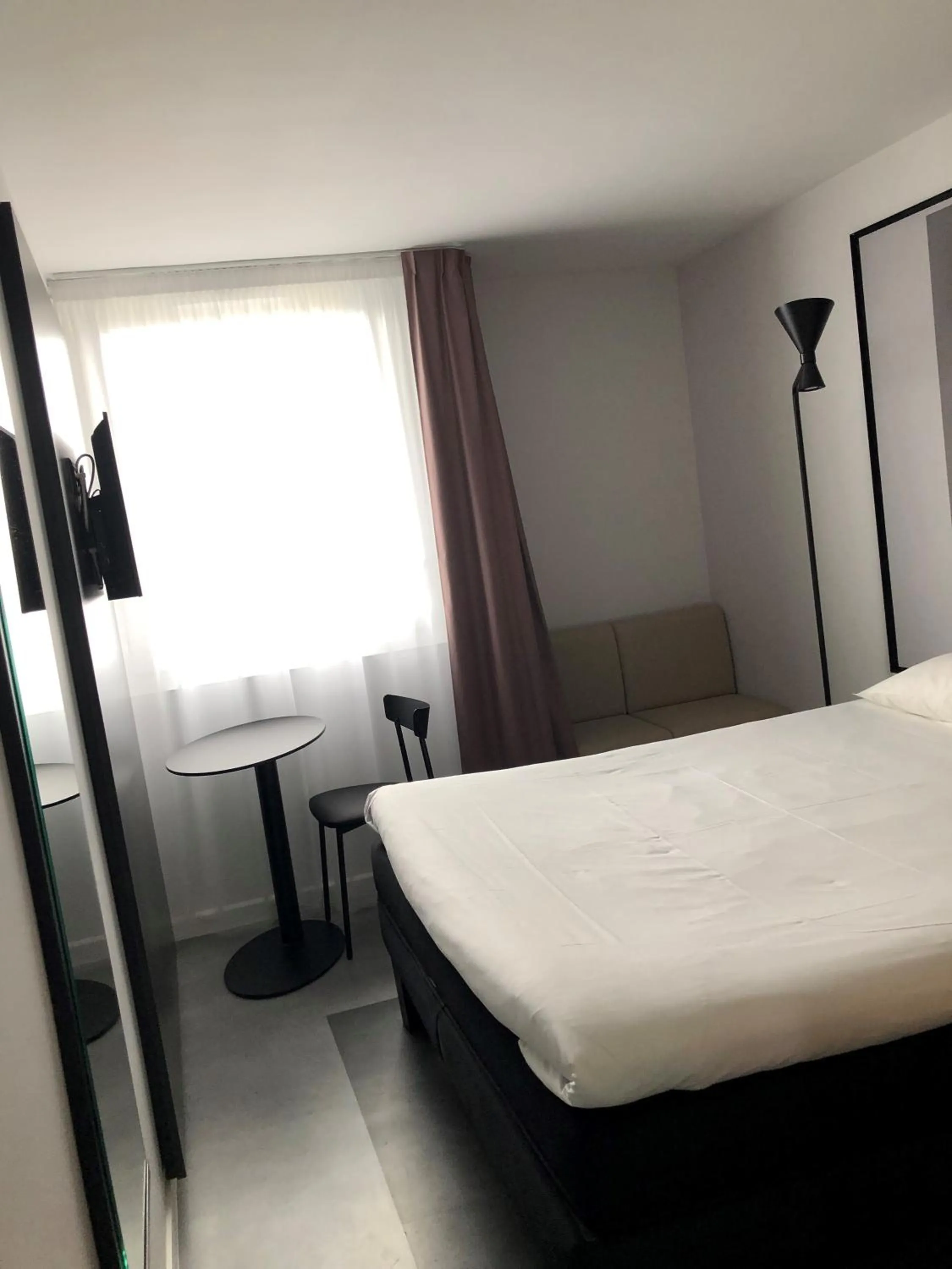 Bedroom, Bed in Ibis Laon - Hôtel Restaurant