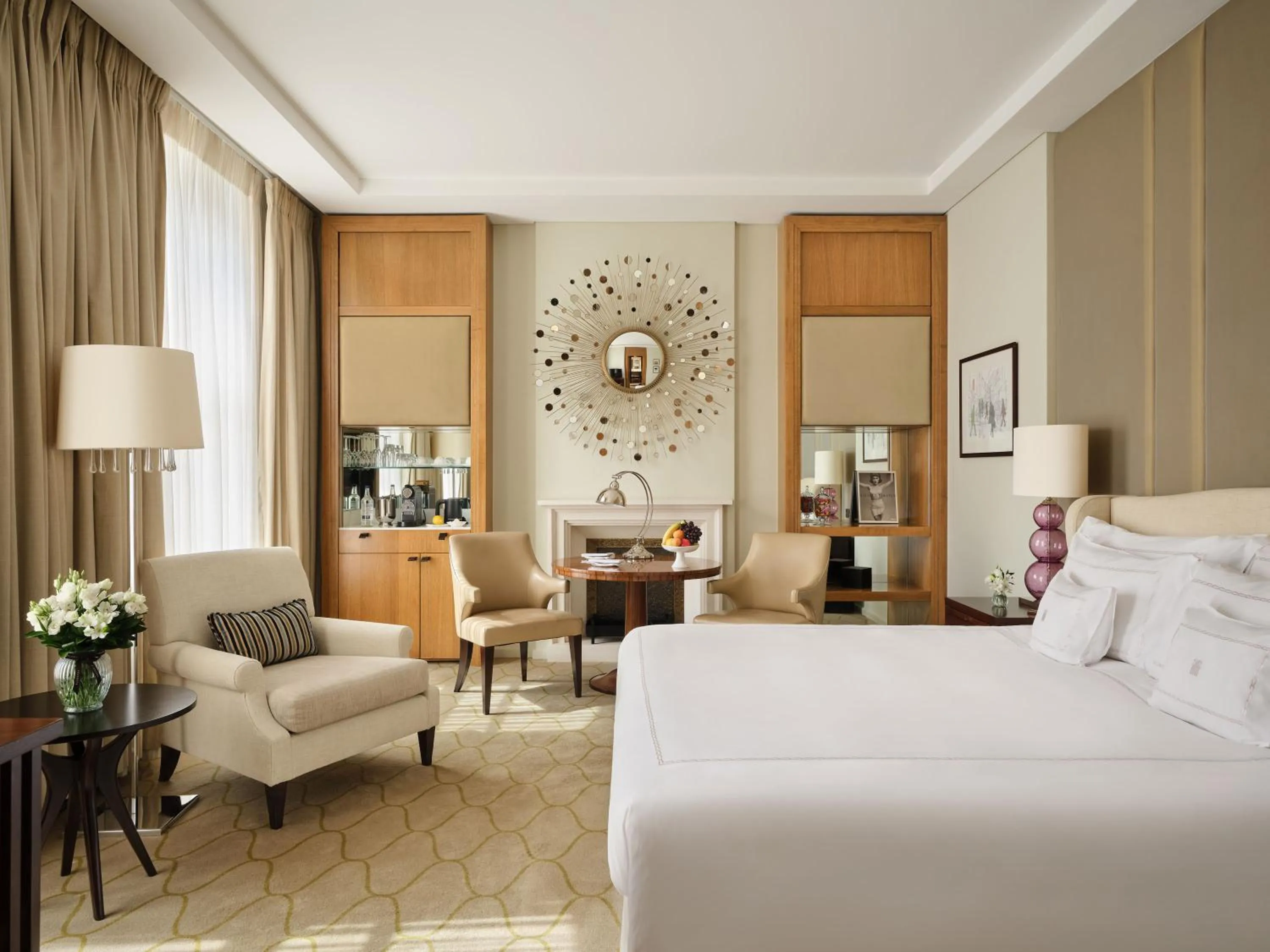 Bedroom, Bed in Corinthia London