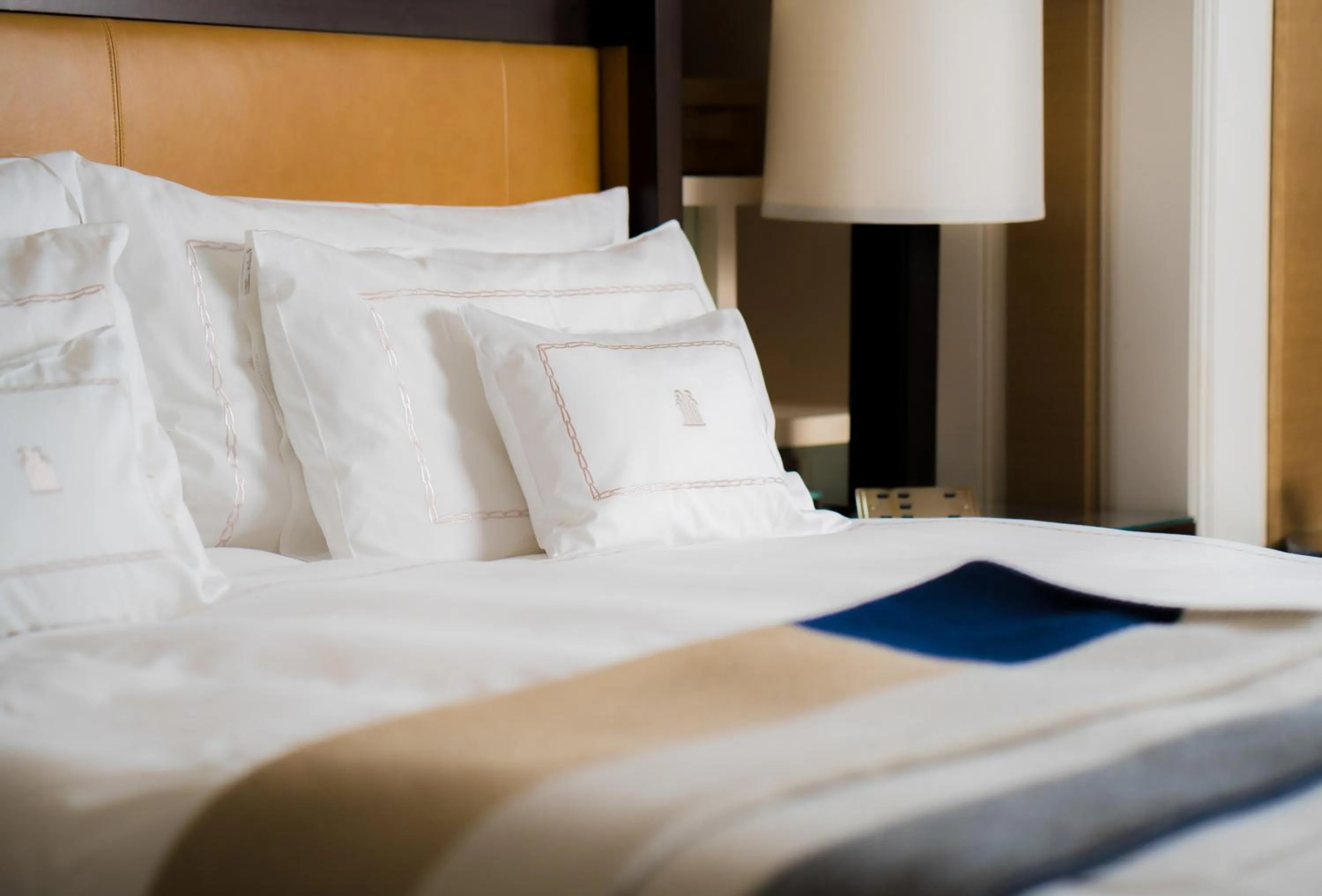 Bedroom, Bed in Corinthia London