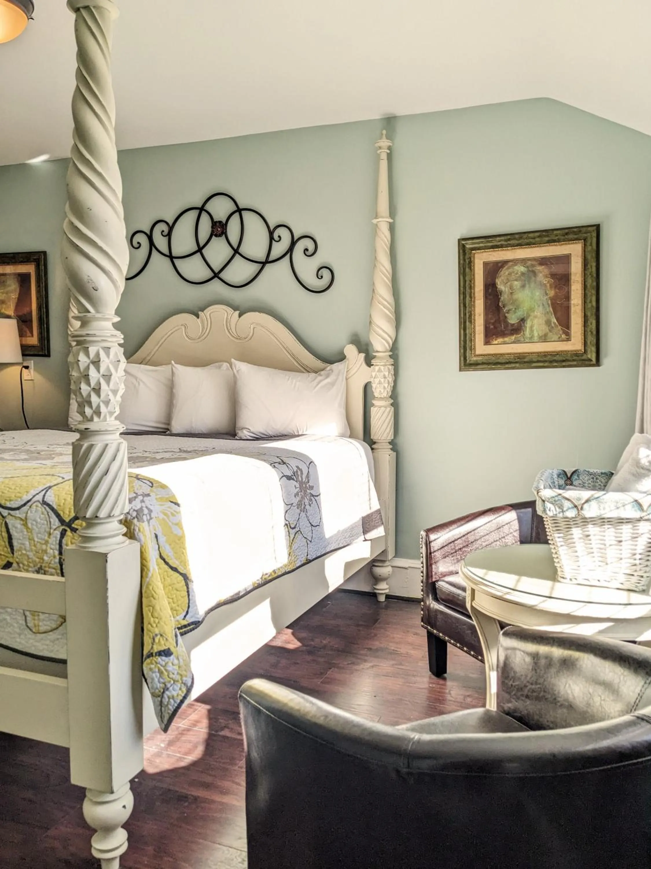 Bed in Chelsea Pub and Inn