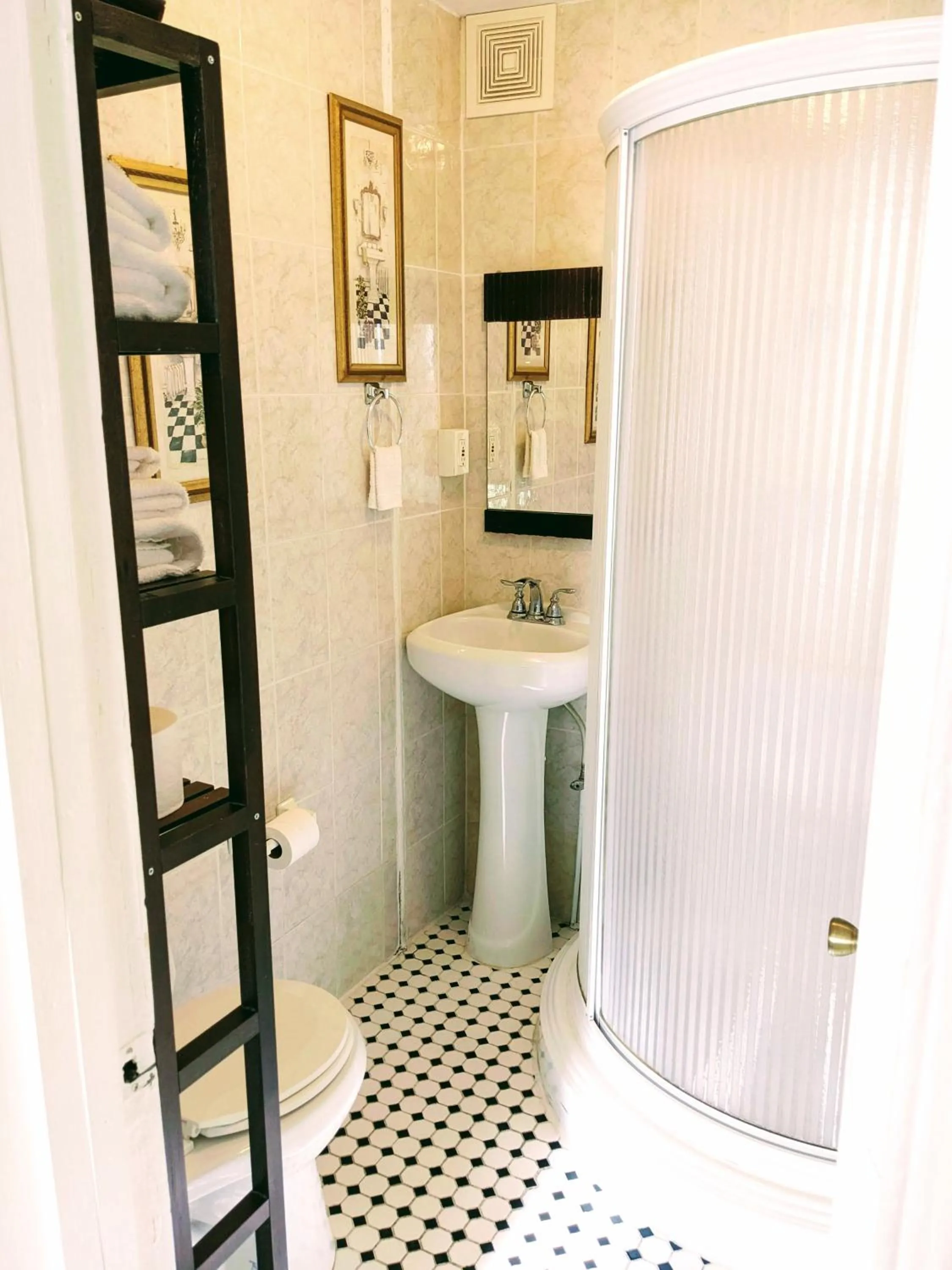 Shower in Chelsea Pub and Inn