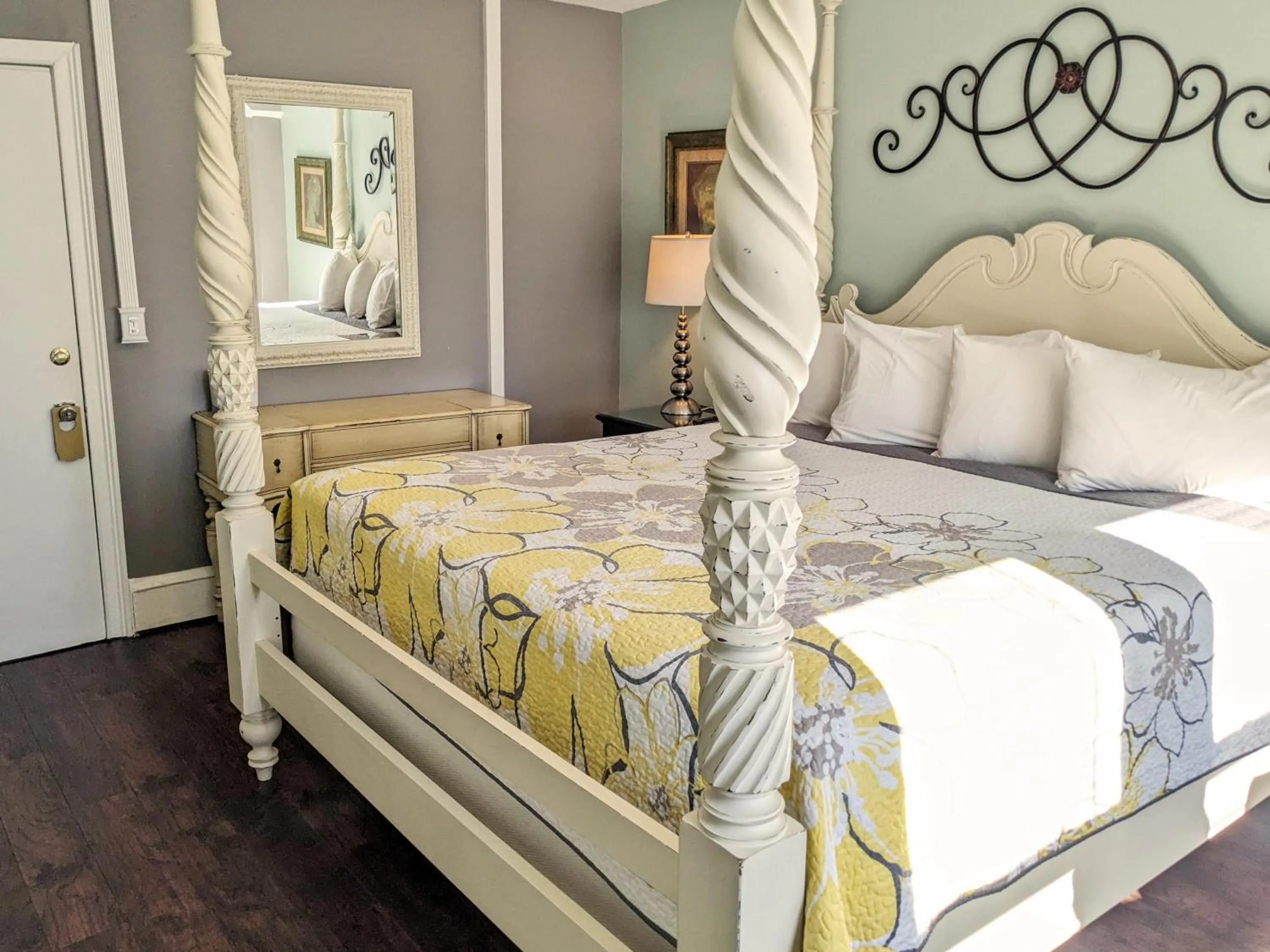 Bed in Chelsea Pub and Inn