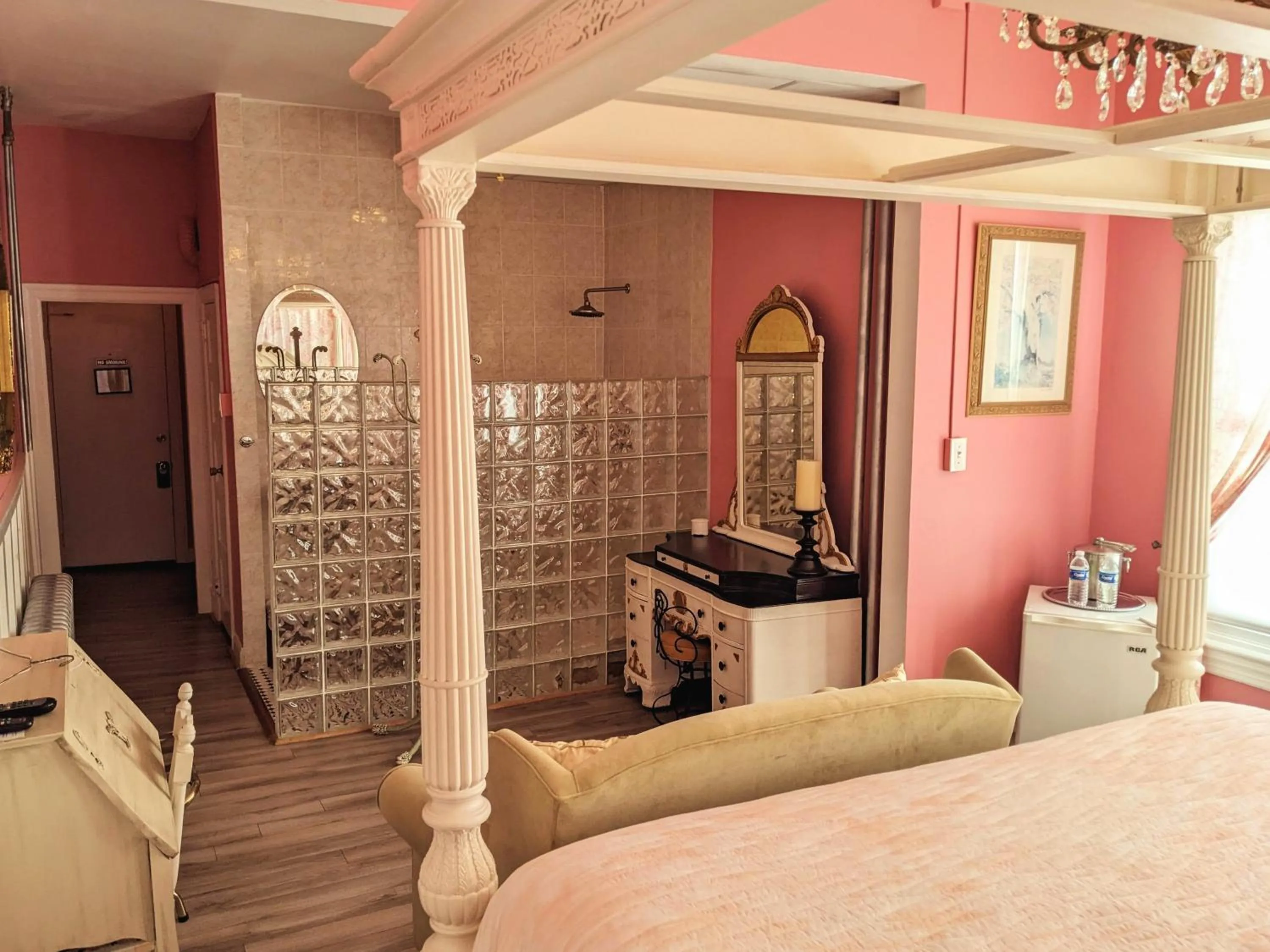 Photo of the whole room, Bed in Chelsea Pub and Inn