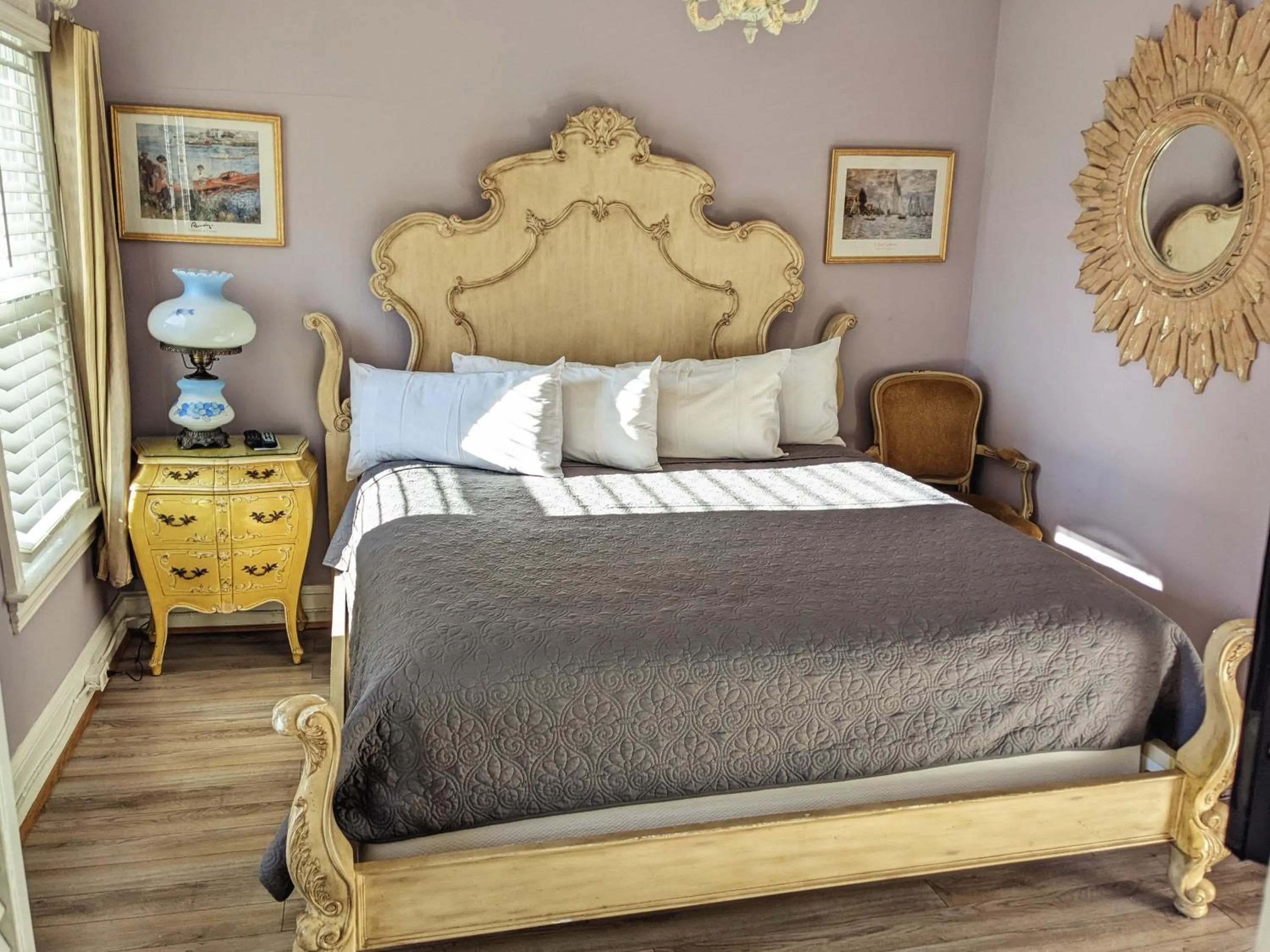 Bed in Chelsea Pub and Inn