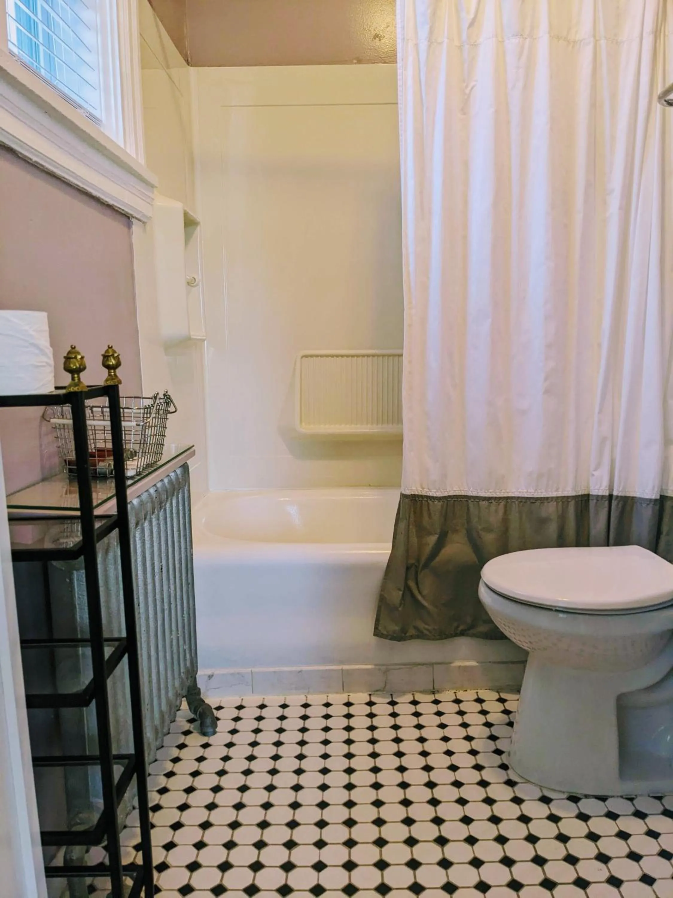 Shower in Chelsea Pub and Inn