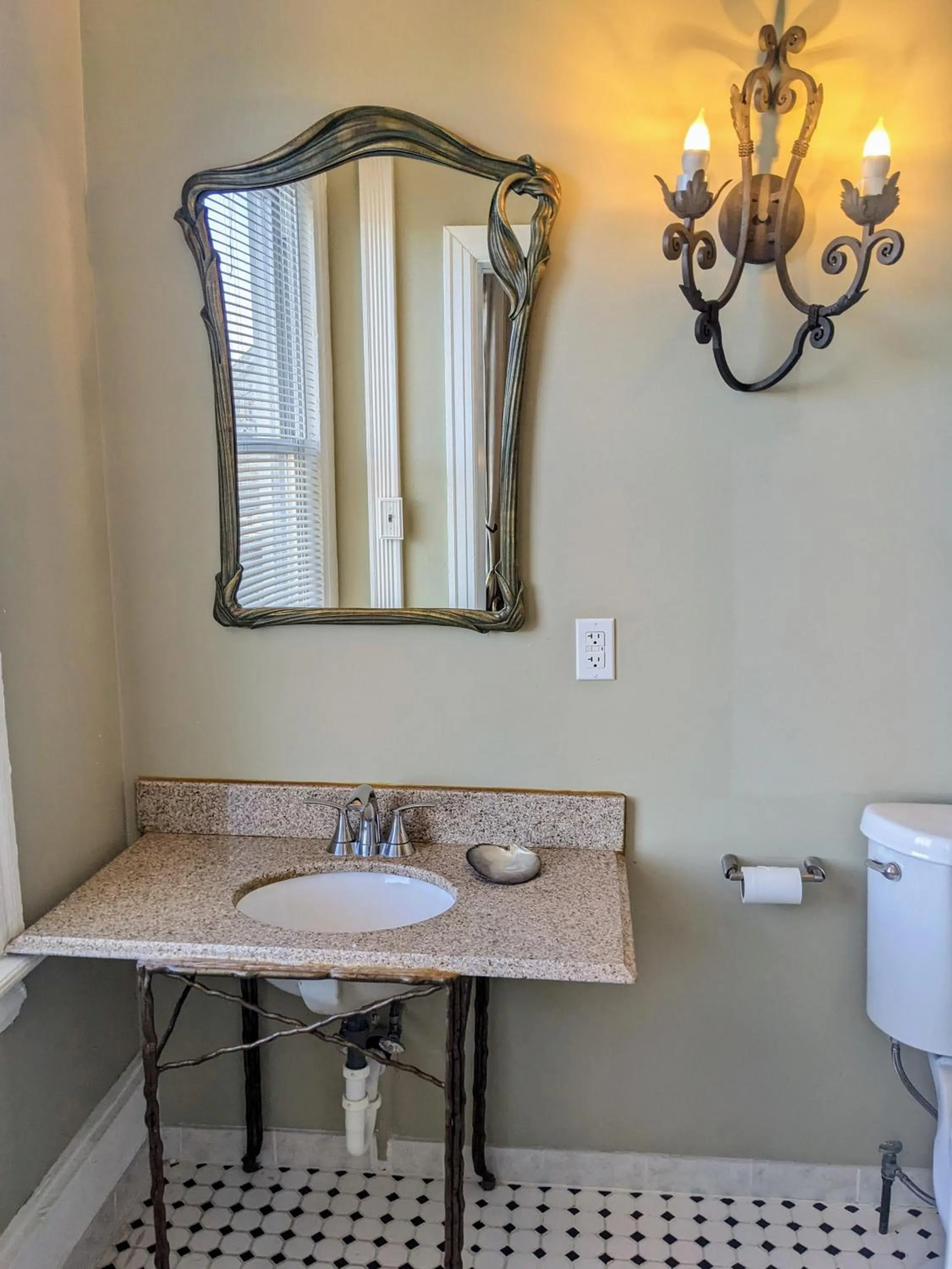 Bathroom in Chelsea Pub and Inn