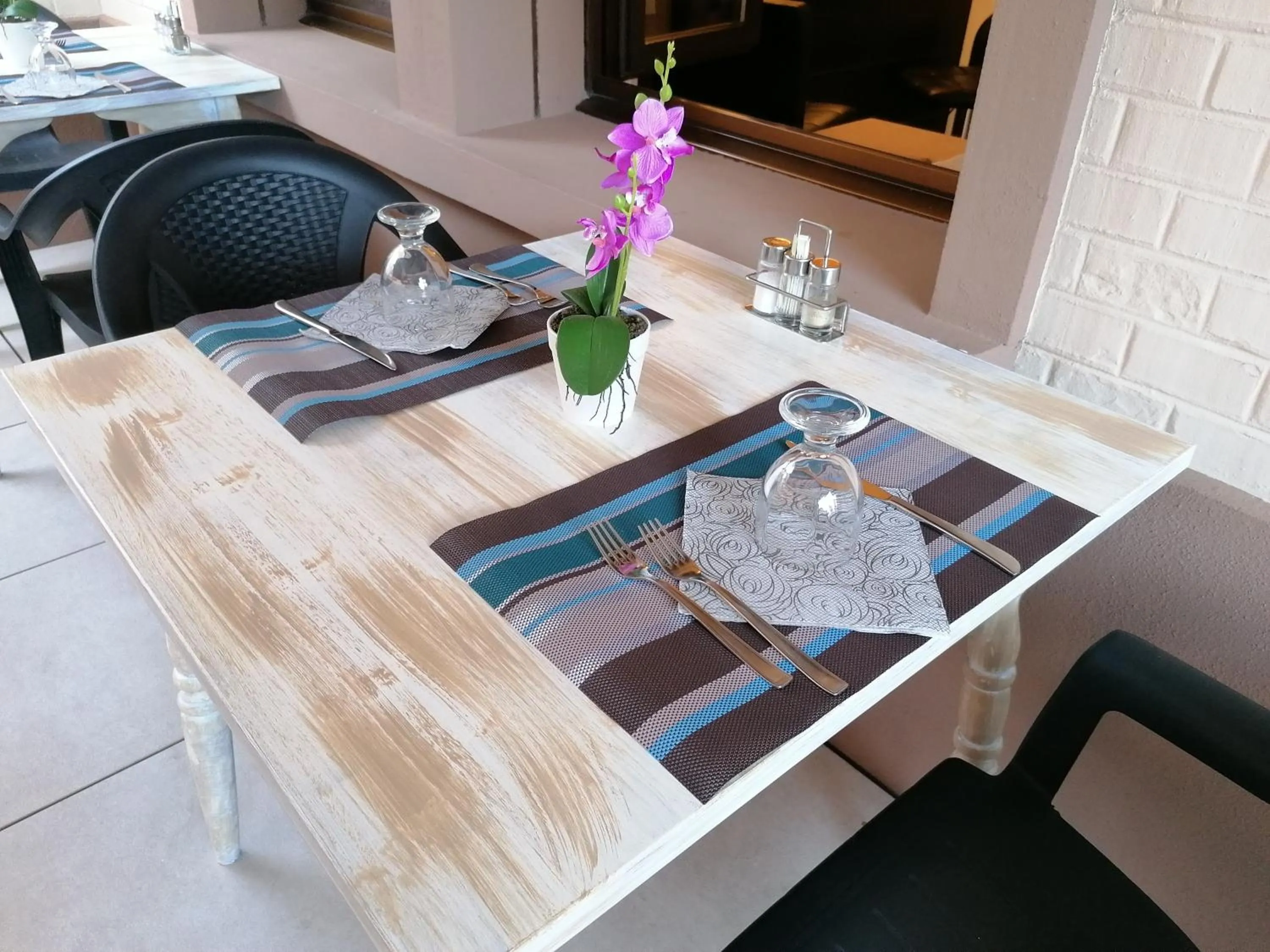 Restaurant/places to eat in Hotel Eden