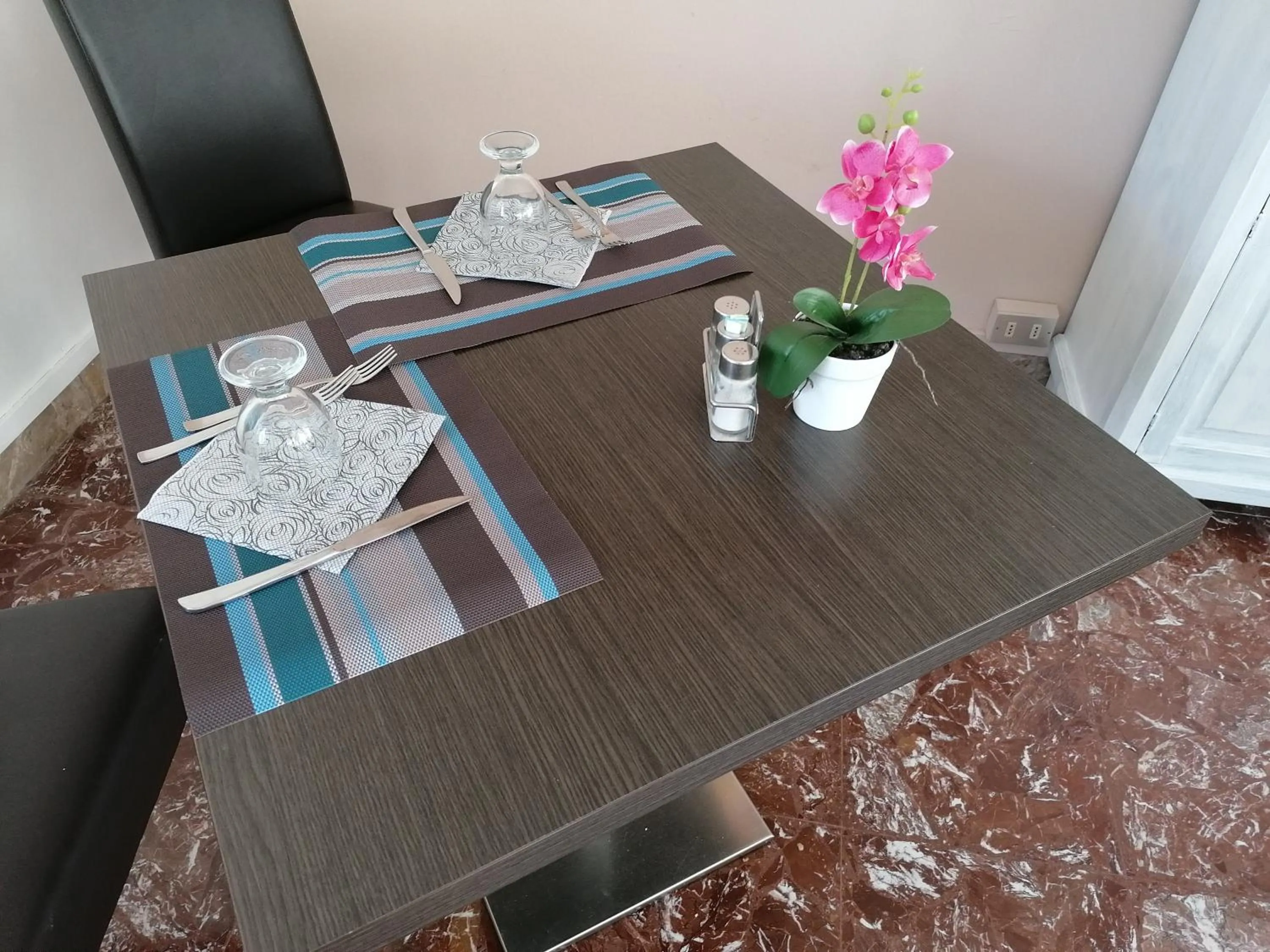 Restaurant/places to eat in Hotel Eden