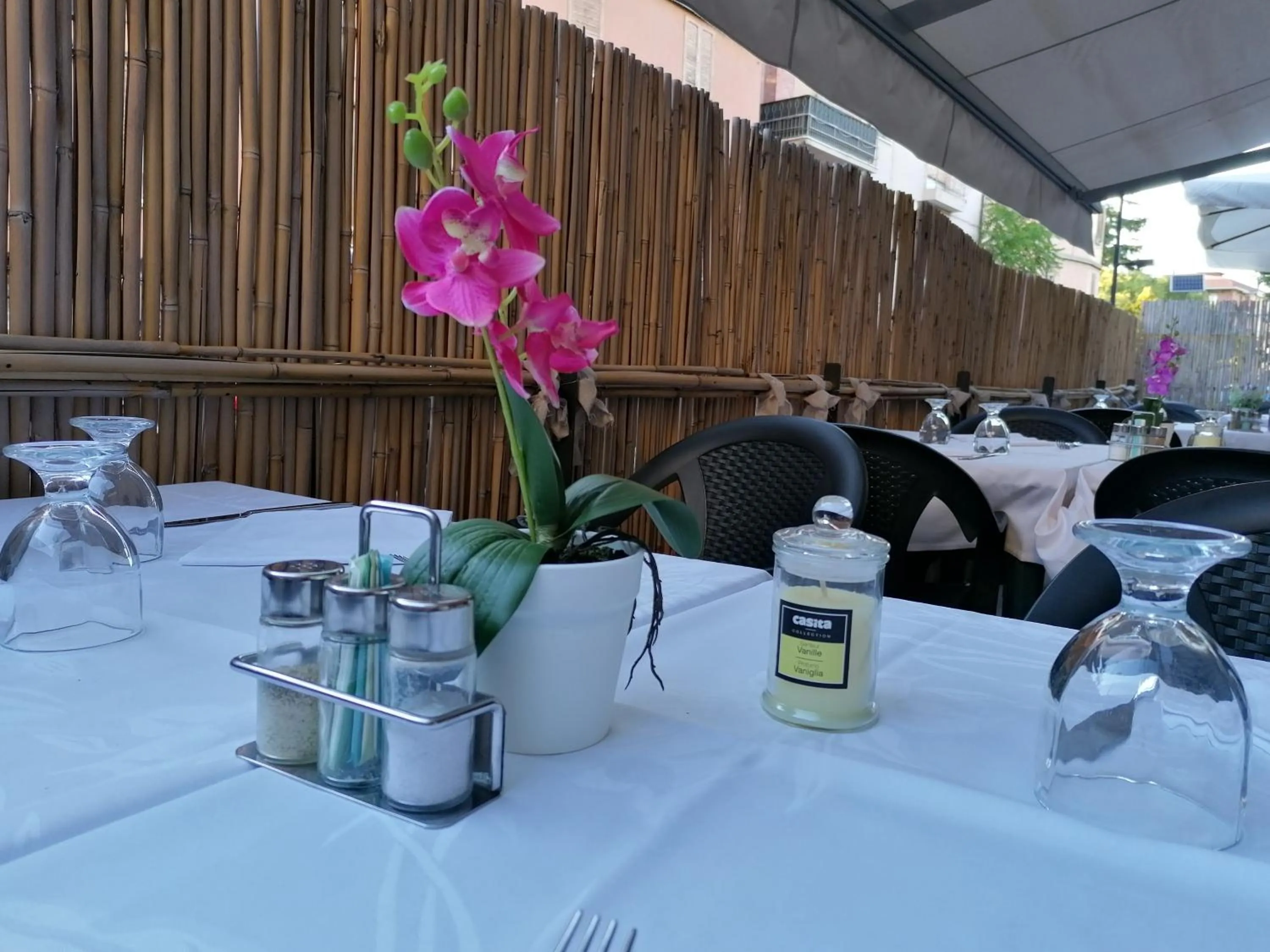 Restaurant/places to eat in Hotel Eden