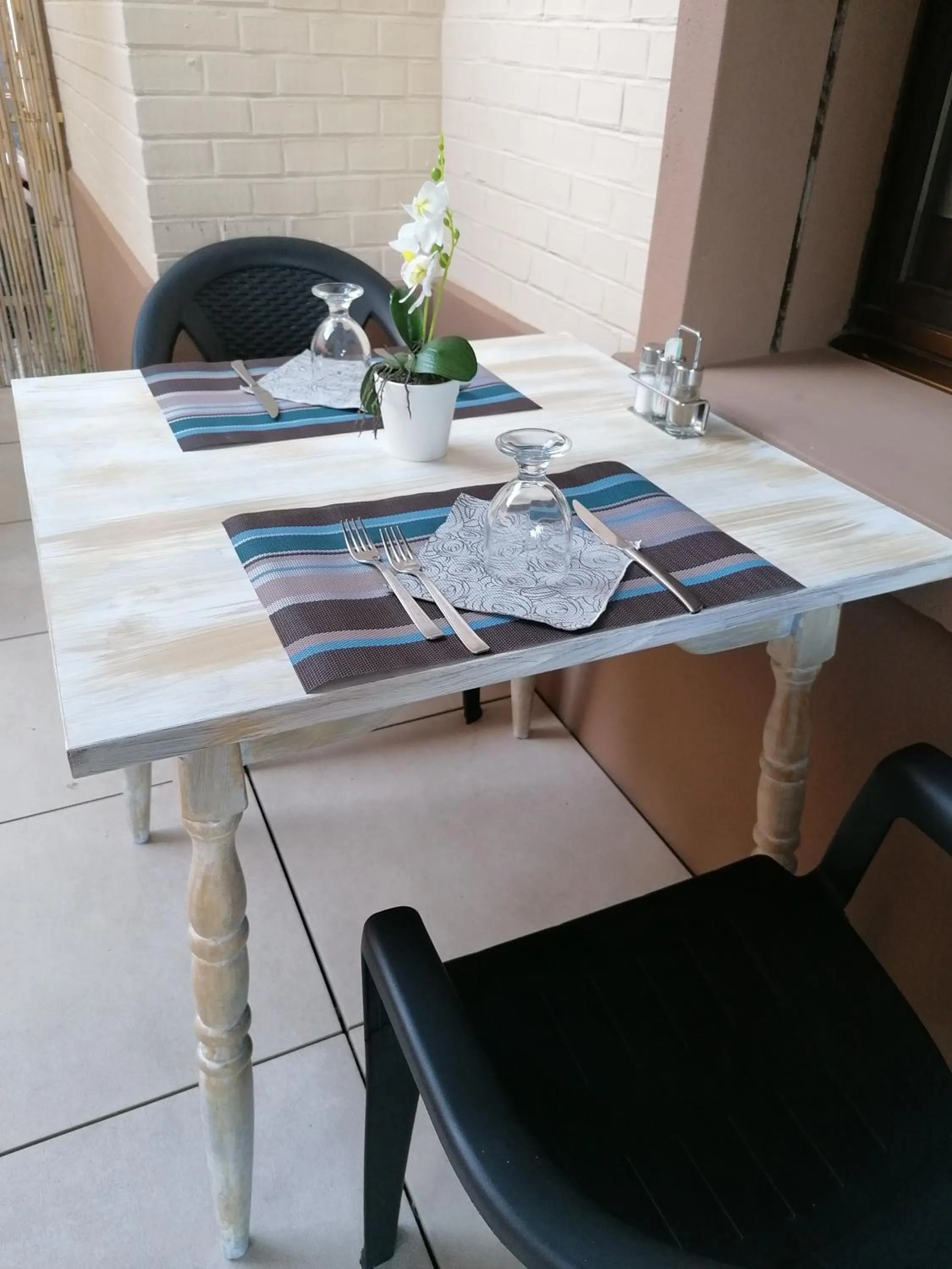 Restaurant/places to eat in Hotel Eden