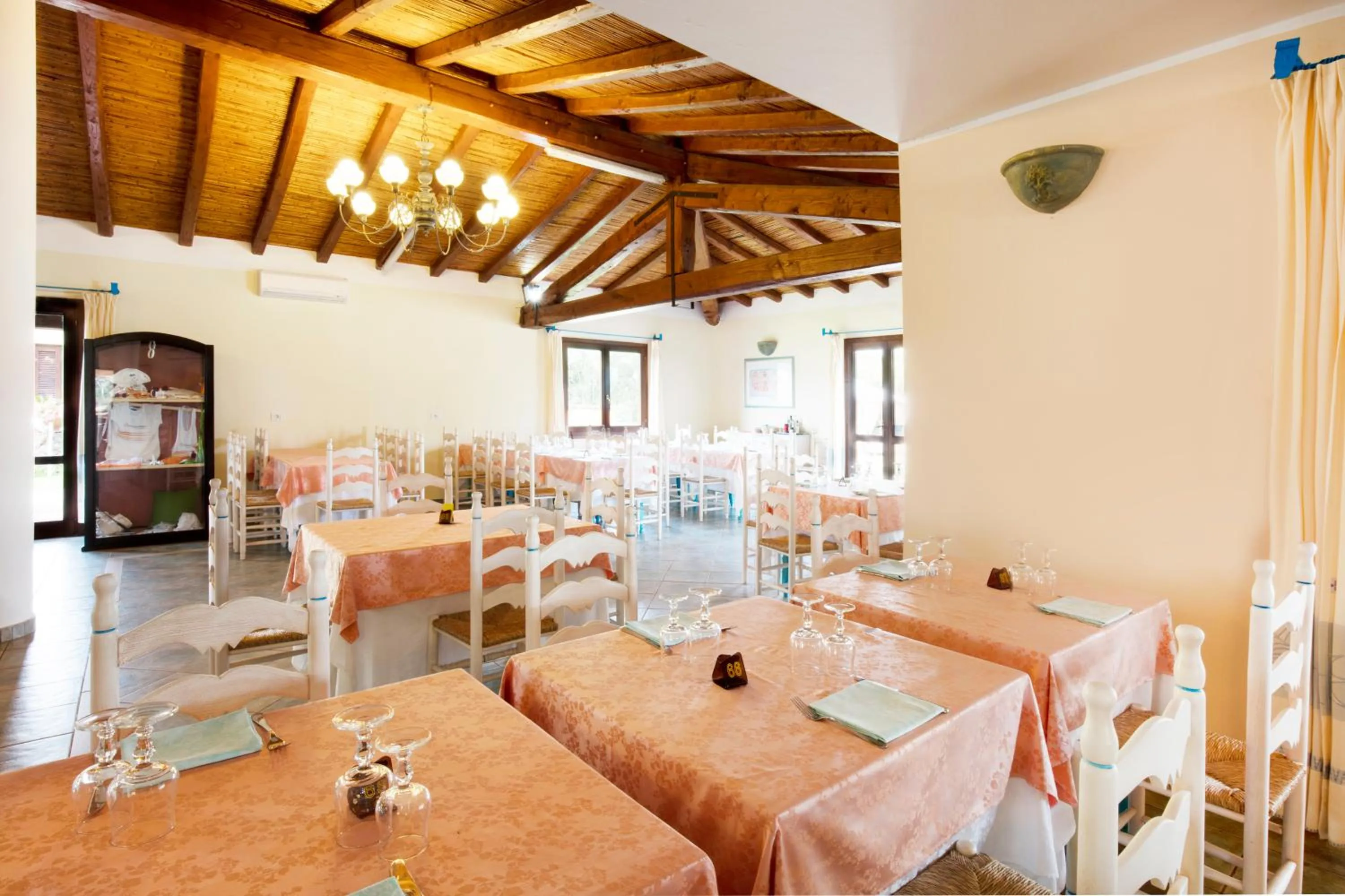 Restaurant/places to eat in Li Suari Club Village