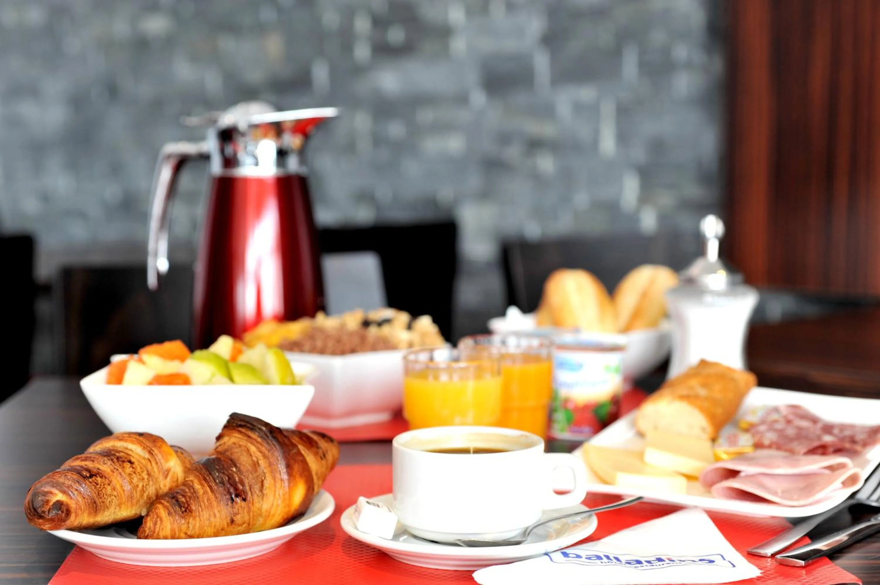 Restaurant/places to eat in Hôtel Pont Rouge , Carcassonne