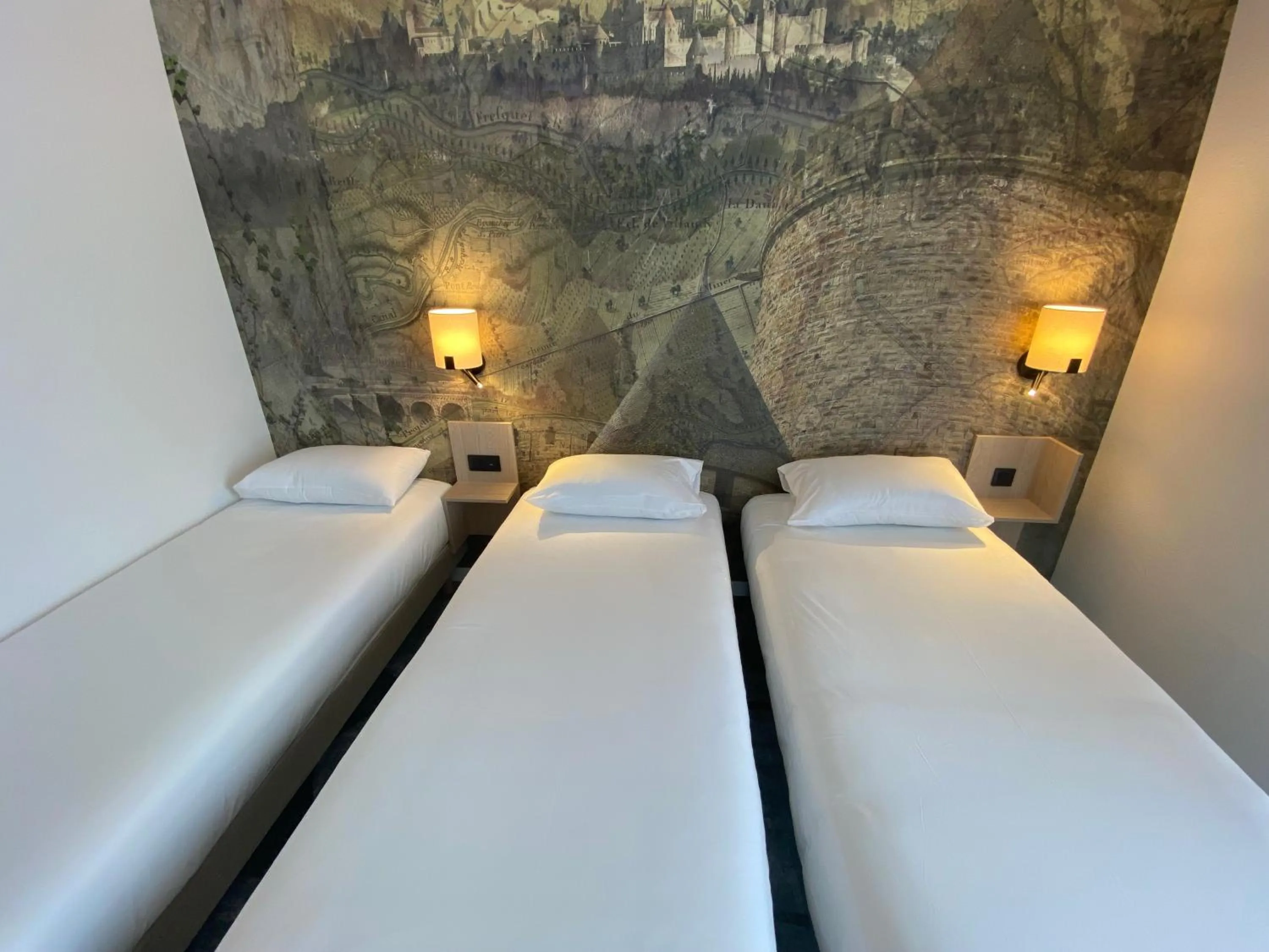 Property building, Bed in Hôtel Pont Rouge , Carcassonne