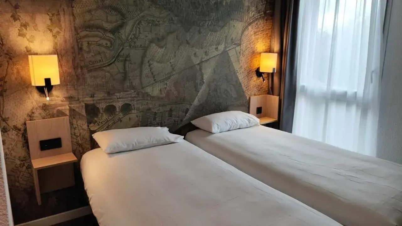 Twin Room in Hôtel Pont Rouge , Carcassonne Twin Room in Hôtel Pont Rouge , Carcassonne