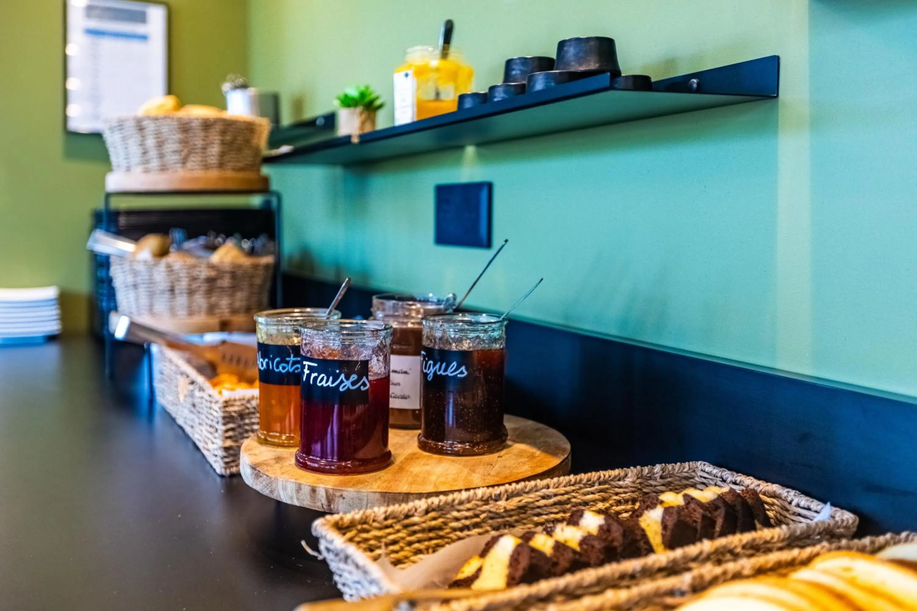 Food and drinks in Hôtel Pont Rouge , Carcassonne