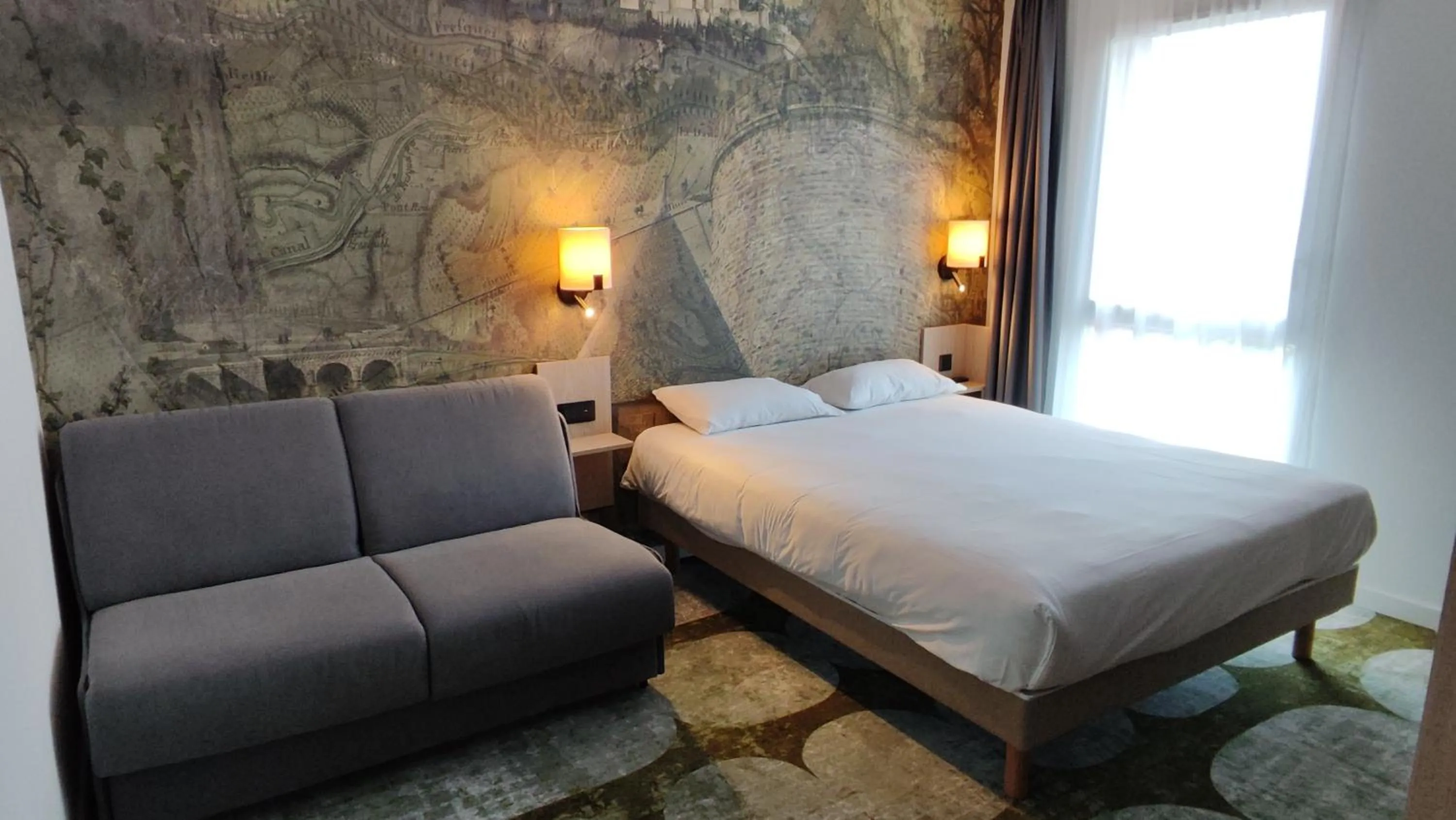 Bedroom, Bed in Hôtel Pont Rouge , Carcassonne