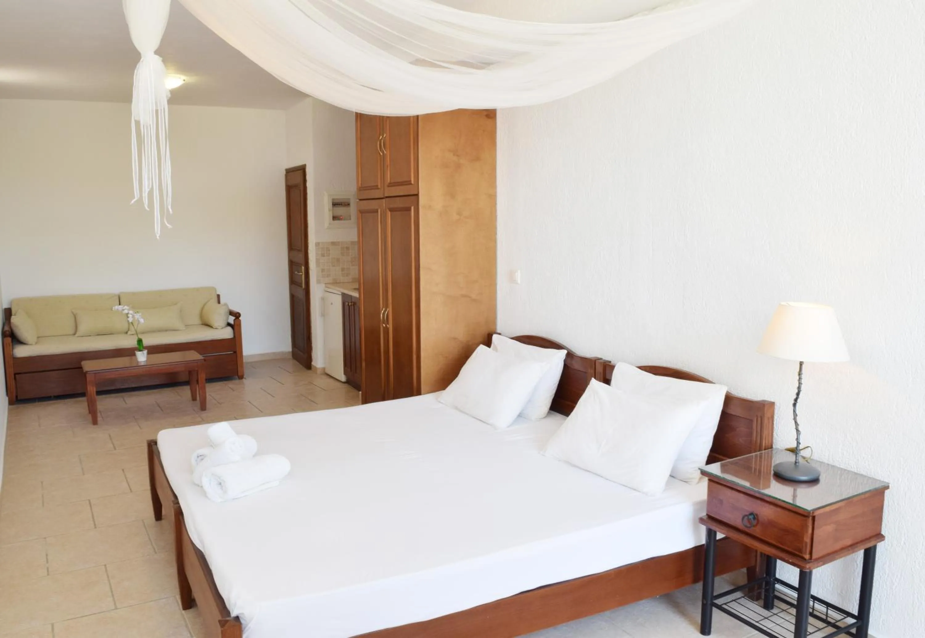 Photo of the whole room, Bed in Santorini Mesotopos