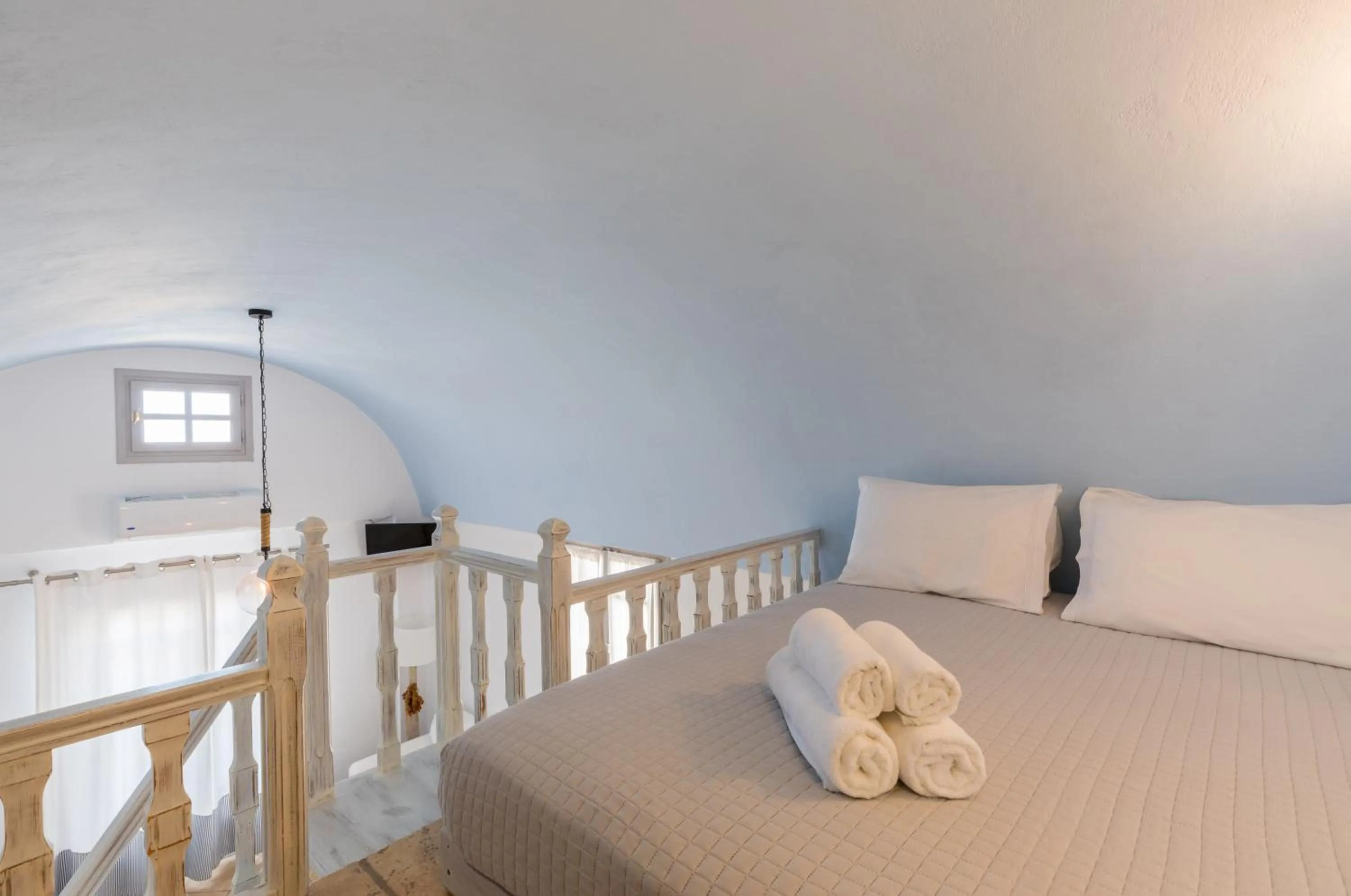 Bed in Santorini Mesotopos