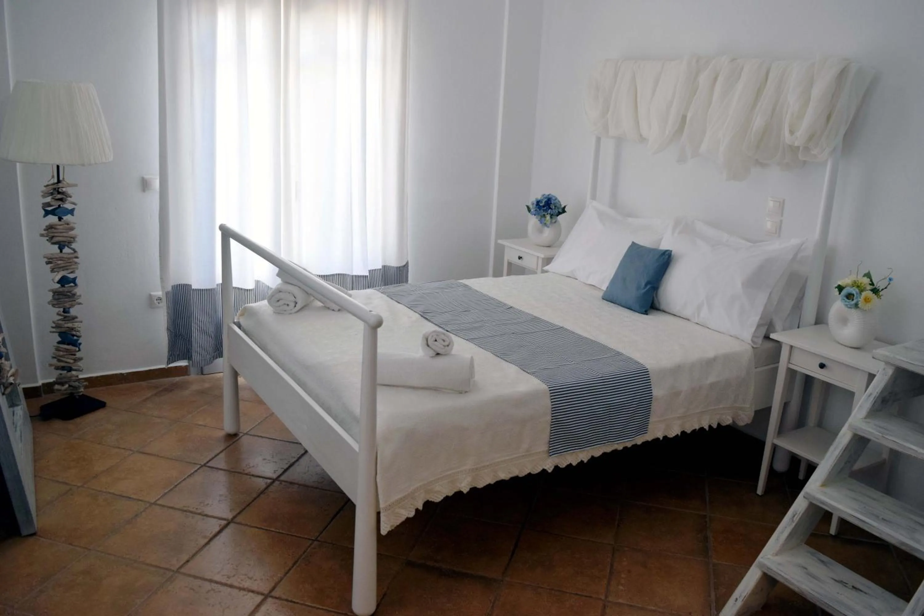 Bed in Santorini Mesotopos