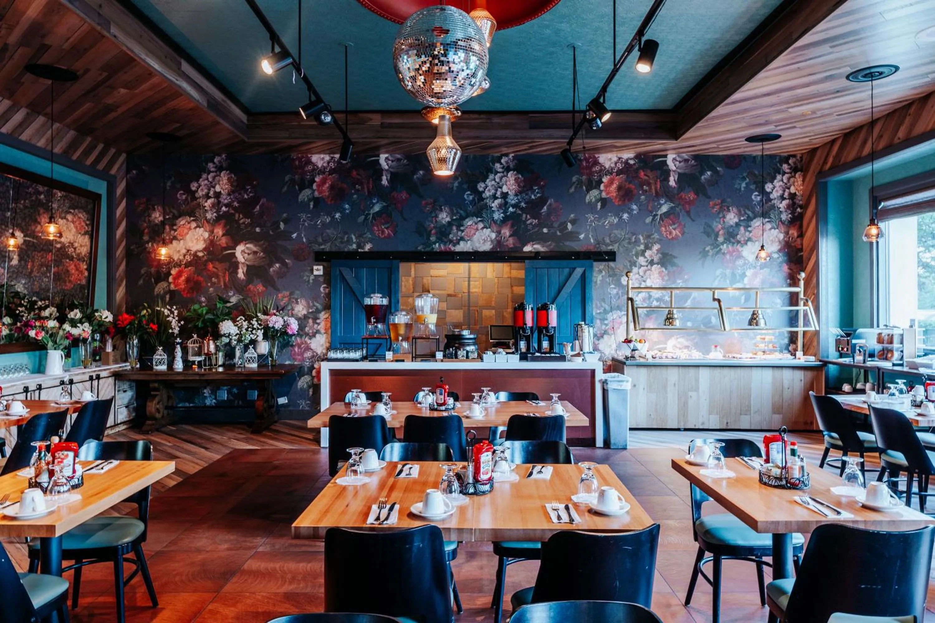 Restaurant/places to eat in DoubleTree Suites by Hilton Hotel & Conference Center Chicago-Downers Grove