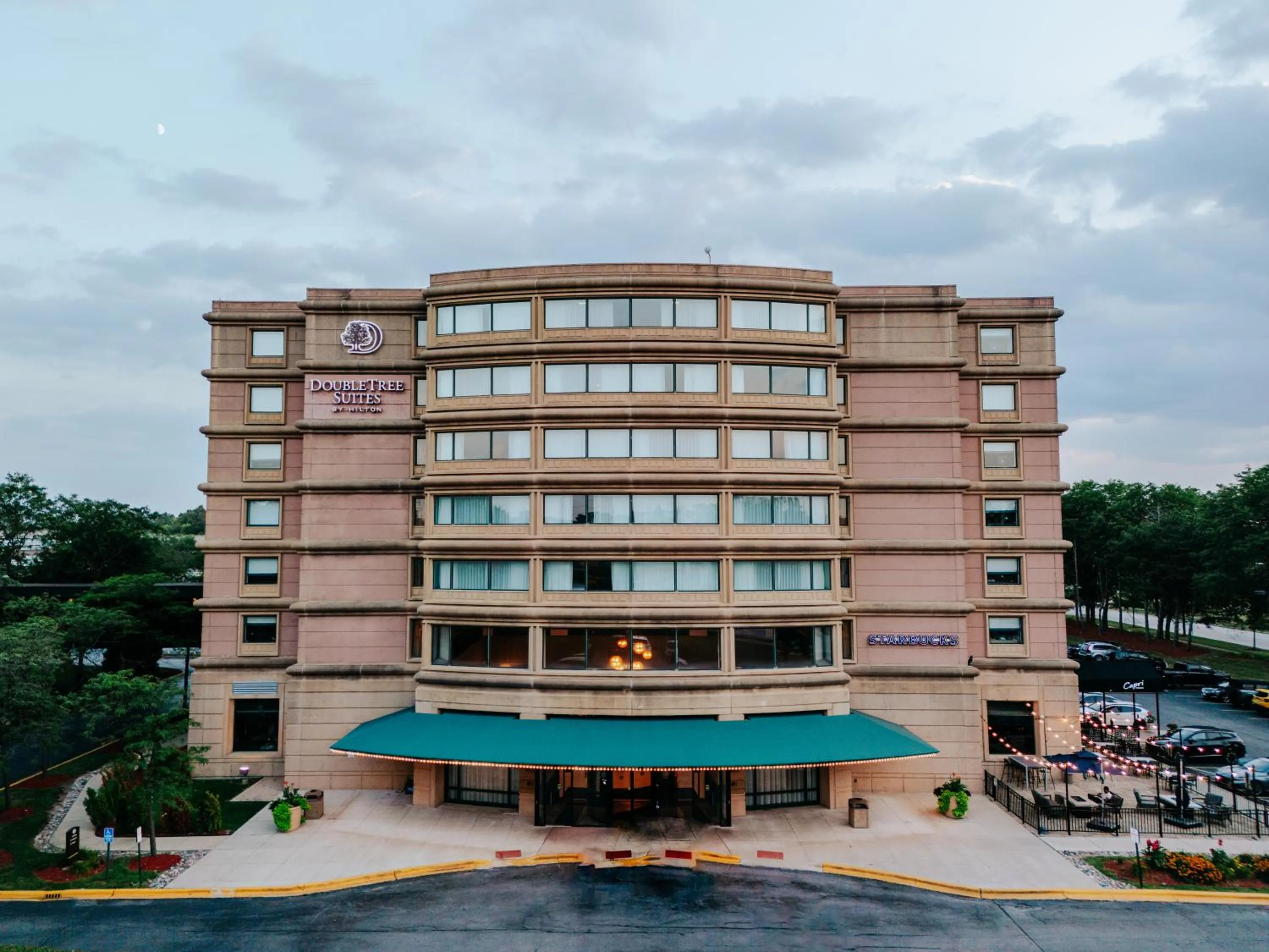 Property building in DoubleTree Suites by Hilton Hotel & Conference Center Chicago-Downers Grove