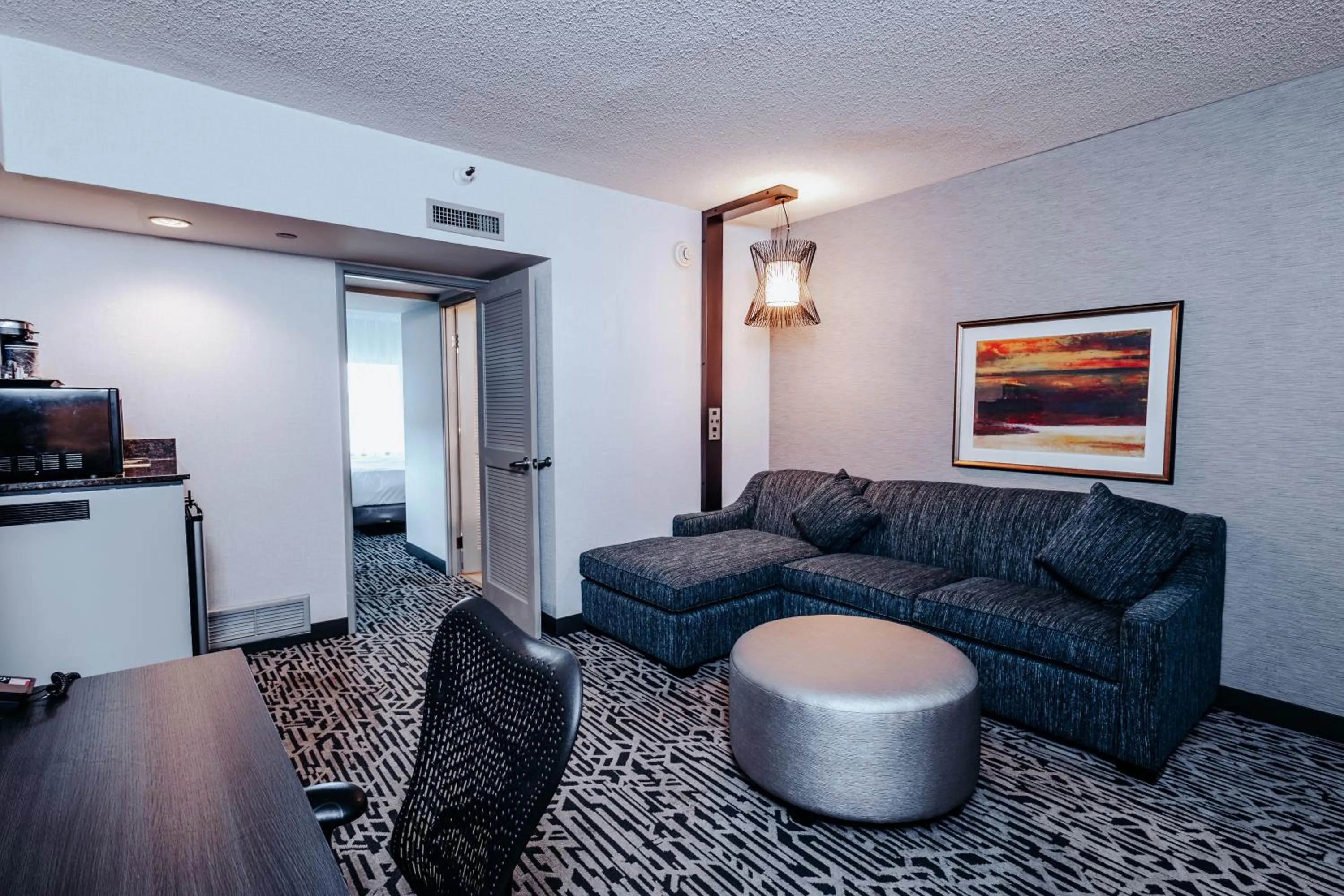 Living room in DoubleTree Suites by Hilton Hotel & Conference Center Chicago-Downers Grove