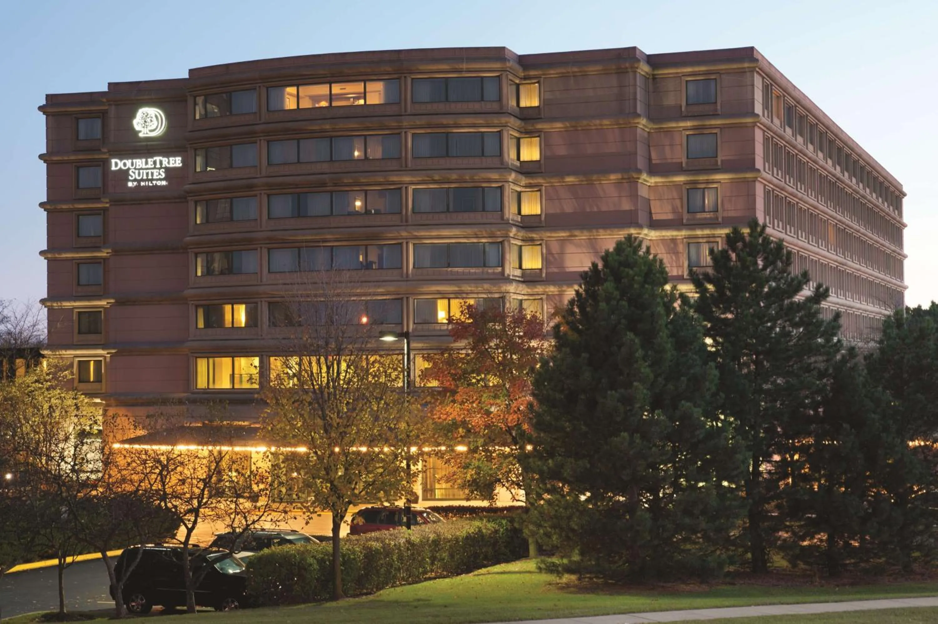 Property building in DoubleTree Suites by Hilton Hotel & Conference Center Chicago-Downers Grove