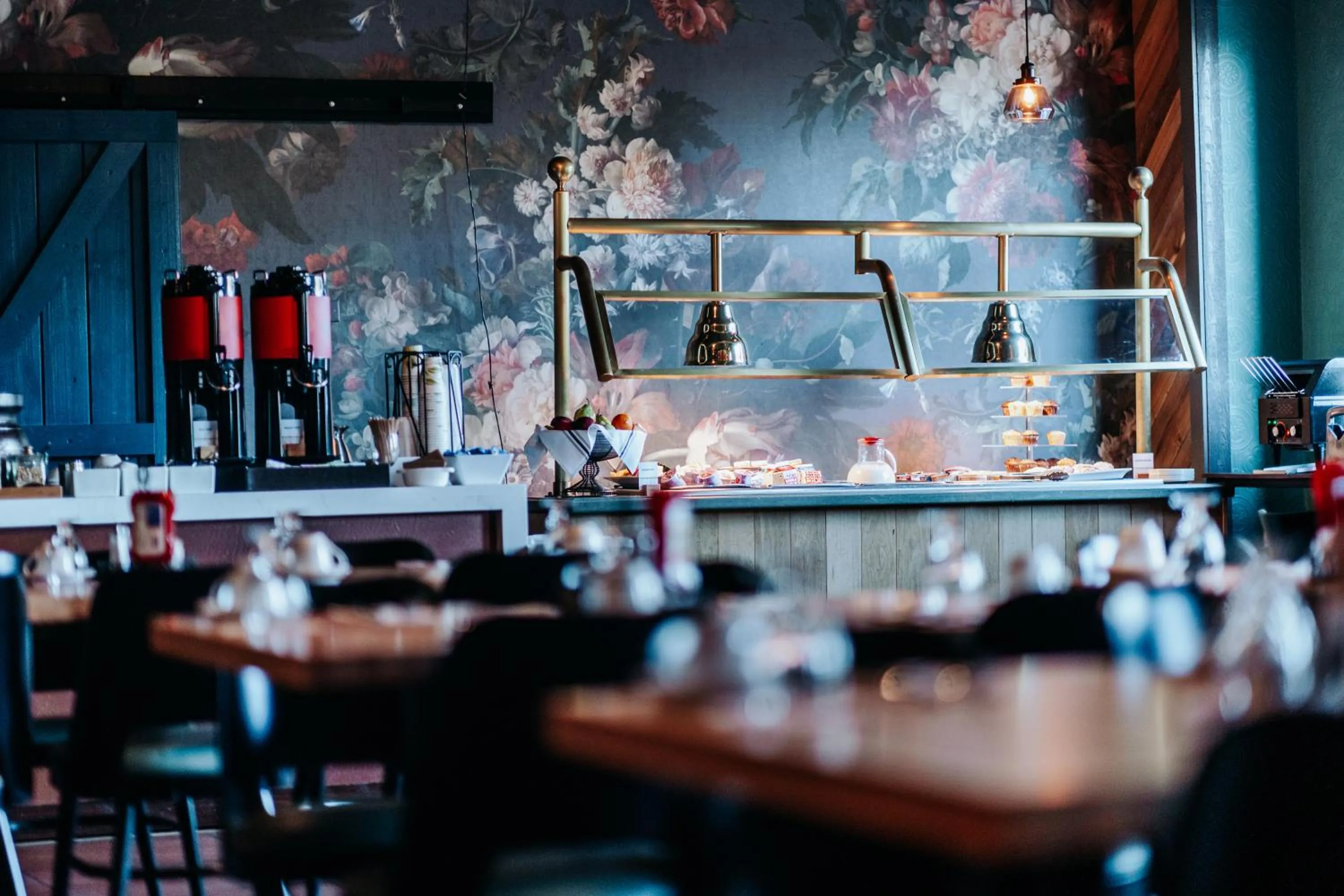 Lounge or bar in DoubleTree Suites by Hilton Hotel & Conference Center Chicago-Downers Grove