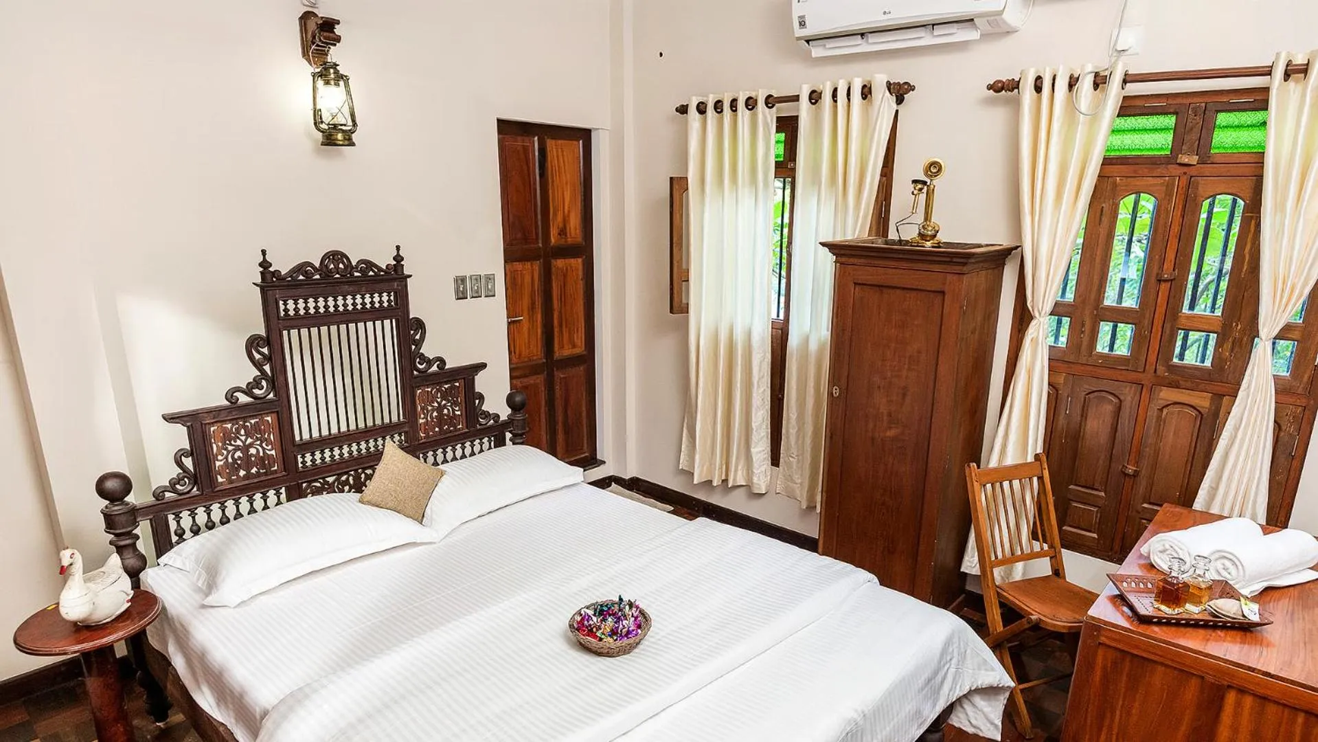 Bed in Kumarakom Wood Castle Serviced Appartments
