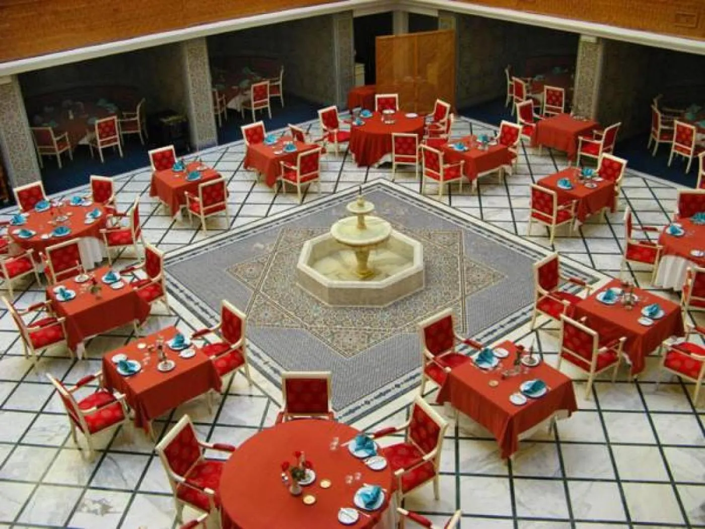 Restaurant/places to eat in Amir Palace