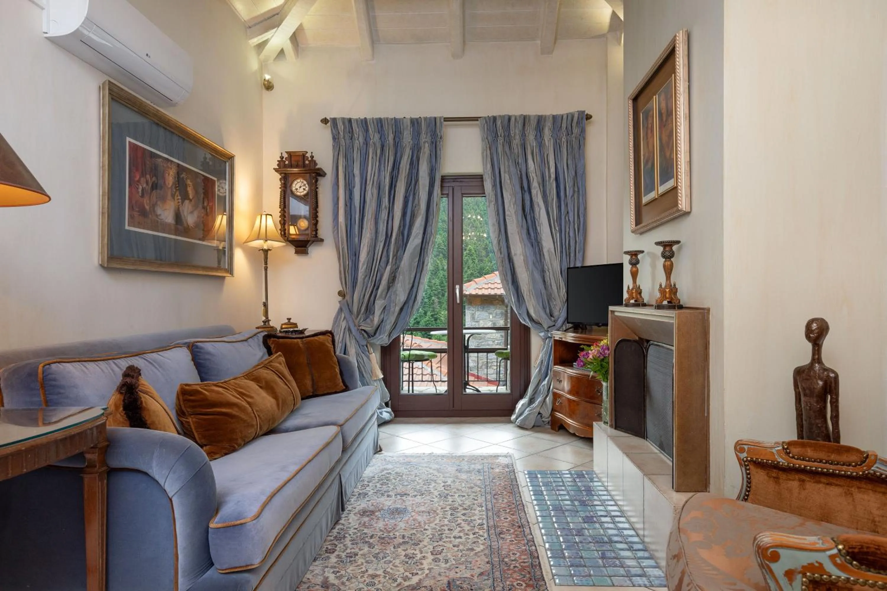 TV and multimedia in Ostra Menalon Luxury Suites