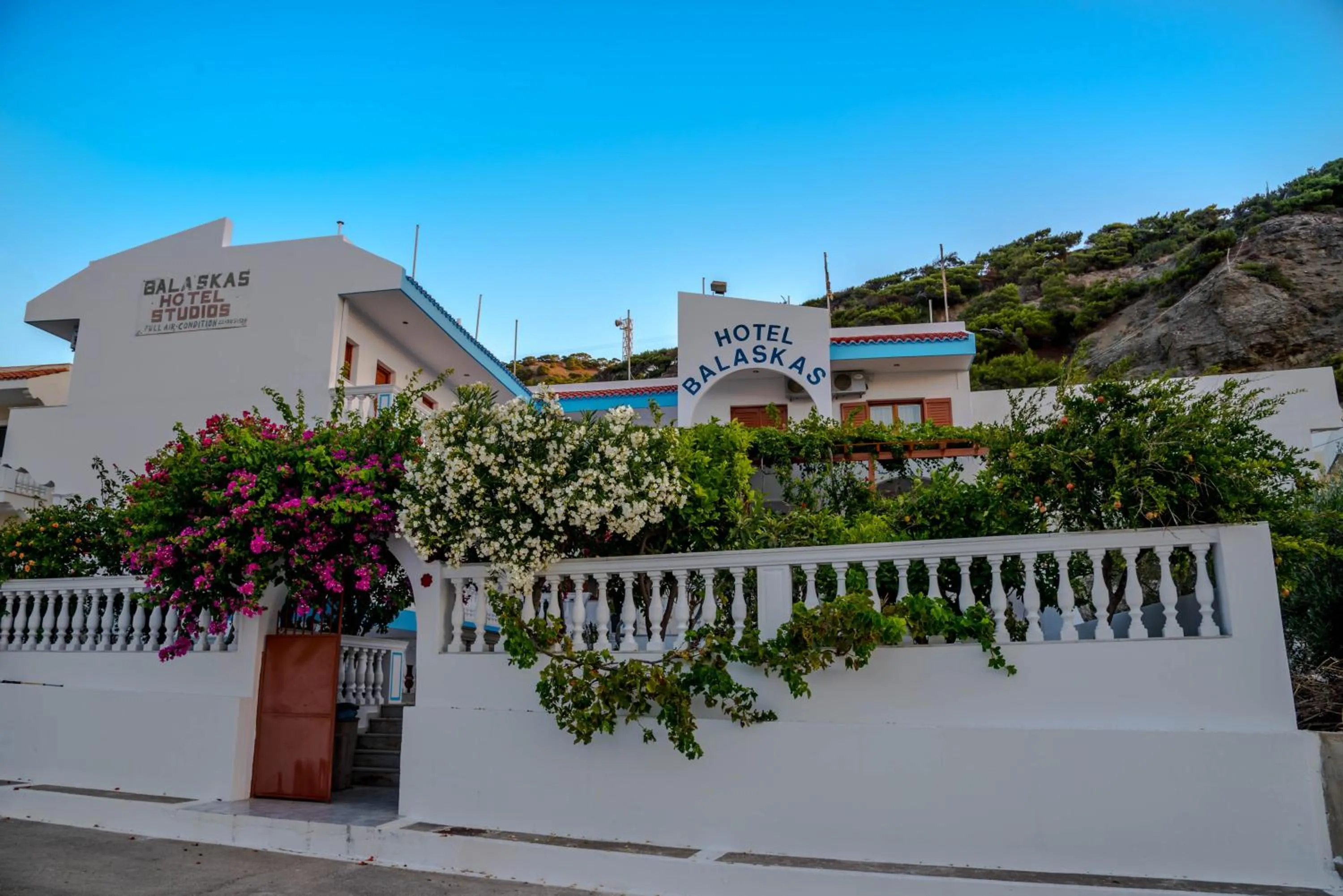 Facade/entrance in Balaskas Hotel