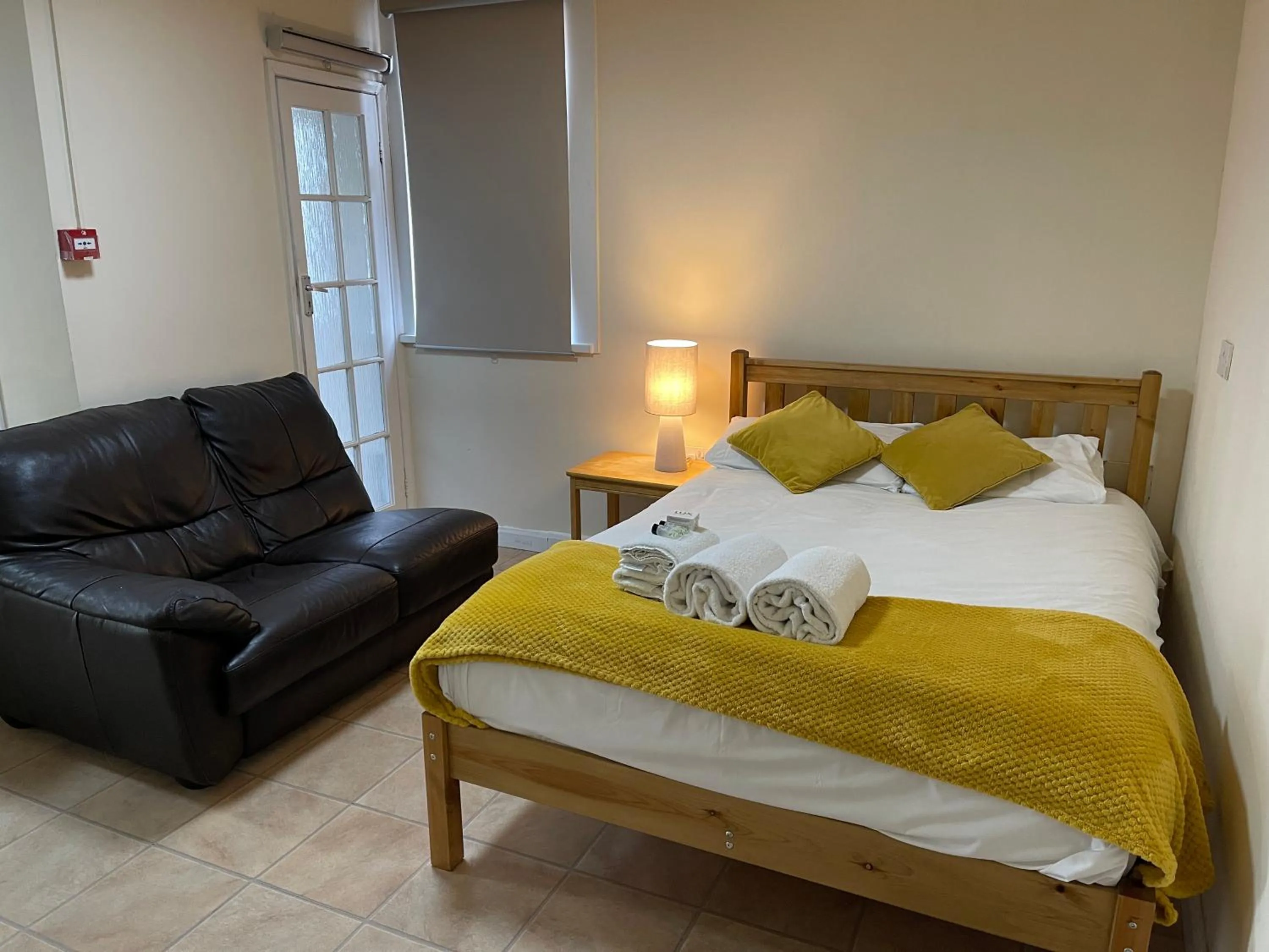 Living room, Bed in Hollybush Guest House