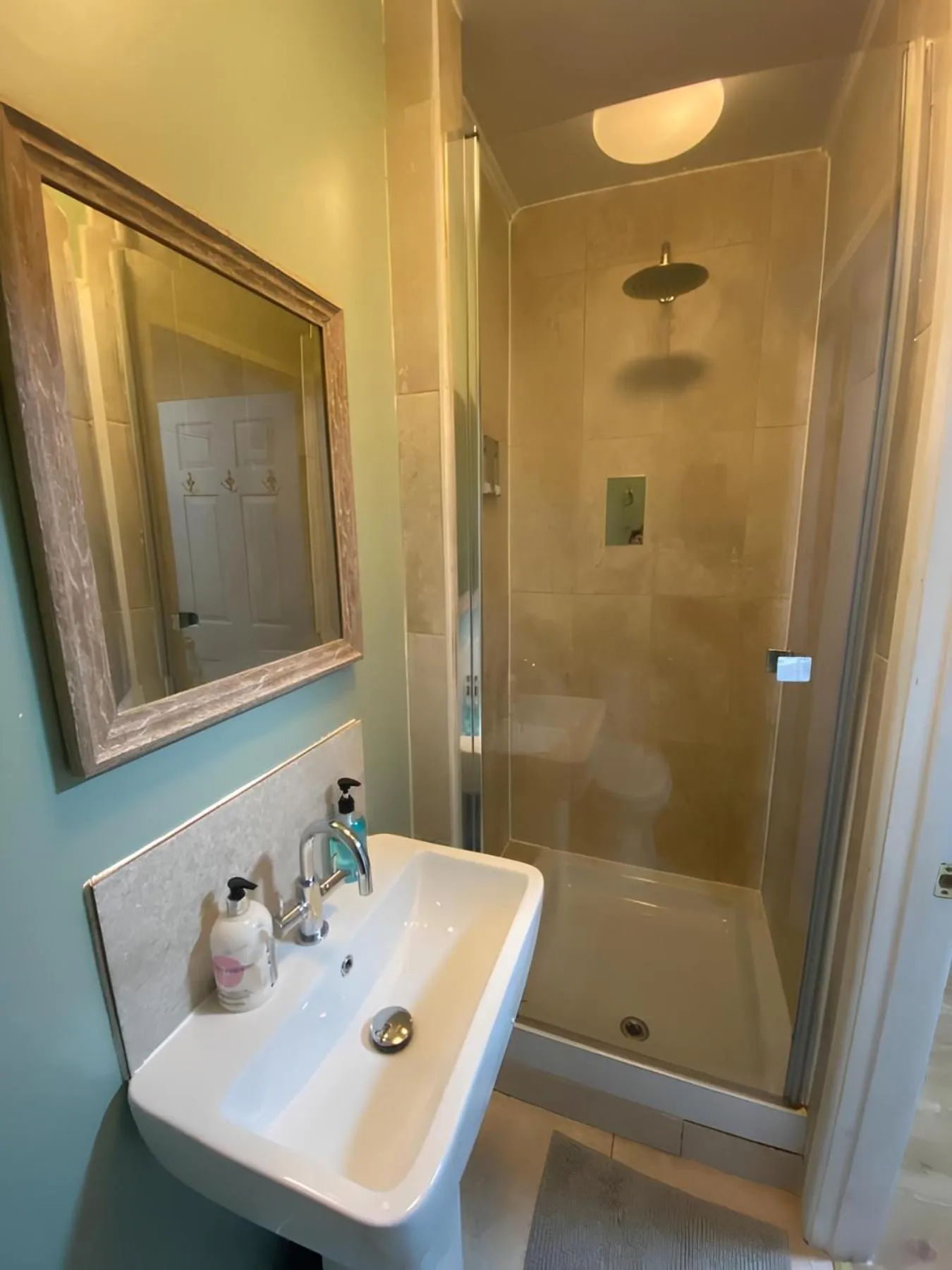 Shower in Hollybush Guest House